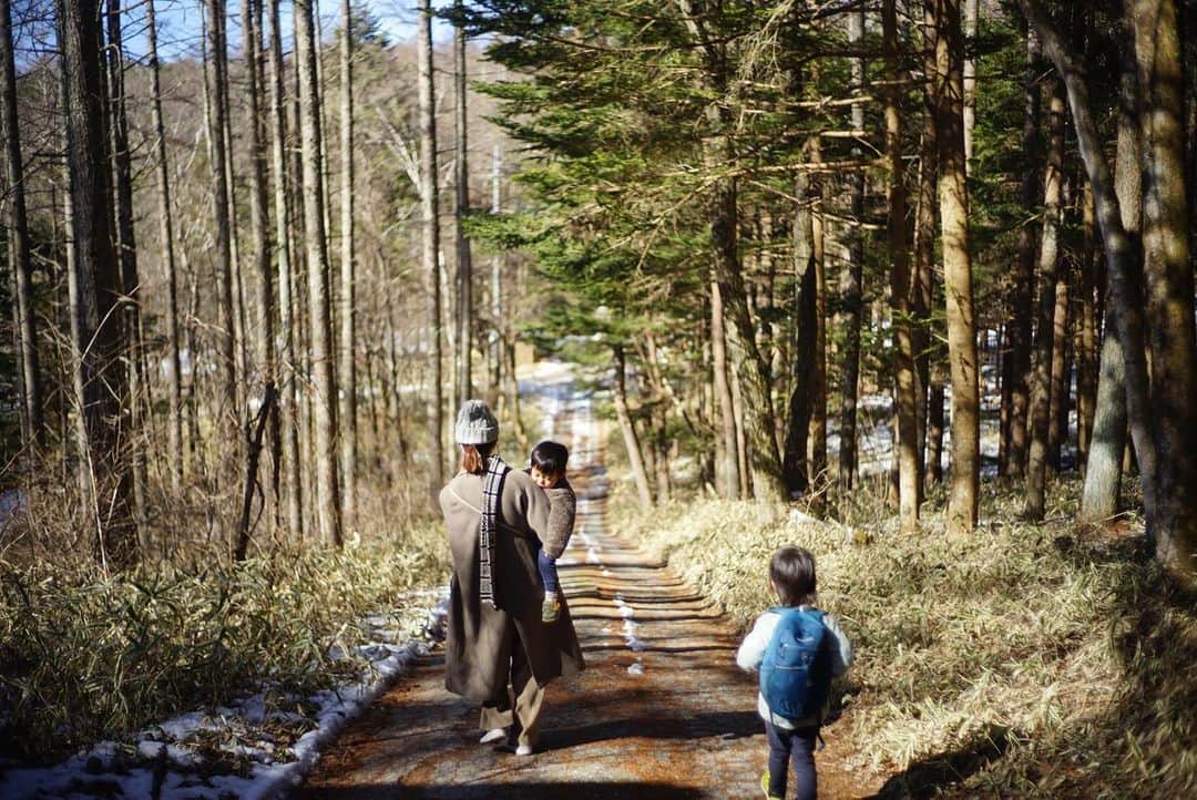 前田有紀さんのインスタグラム写真 - (前田有紀Instagram)「八ヶ岳のSANU 2nd homeで何をして過ごしてた？と言われると、特に何にも特別なことはしていないのですが、キャビンの周りをたくさん散歩しました。 朝の散歩では、太陽の光の中で雪解けの道がキラキラ光っていて幻想的。夕方の散歩では、近所の方々の犬の散歩にたくさんすれ違い、「こんにちはー！」とか「よく歩いてるねぇ」とか言葉を交わして、ちょっとした交流も。決して、住んでいるわけではないけれど、暮らしてる気持ちがほんの少し体験できて、この土地のことがますます好きになる。  @sanu_com  #sanu2ndhome  #sanu #sanucabin #SANUlife」2月28日 19時24分 - yukimaeda0117