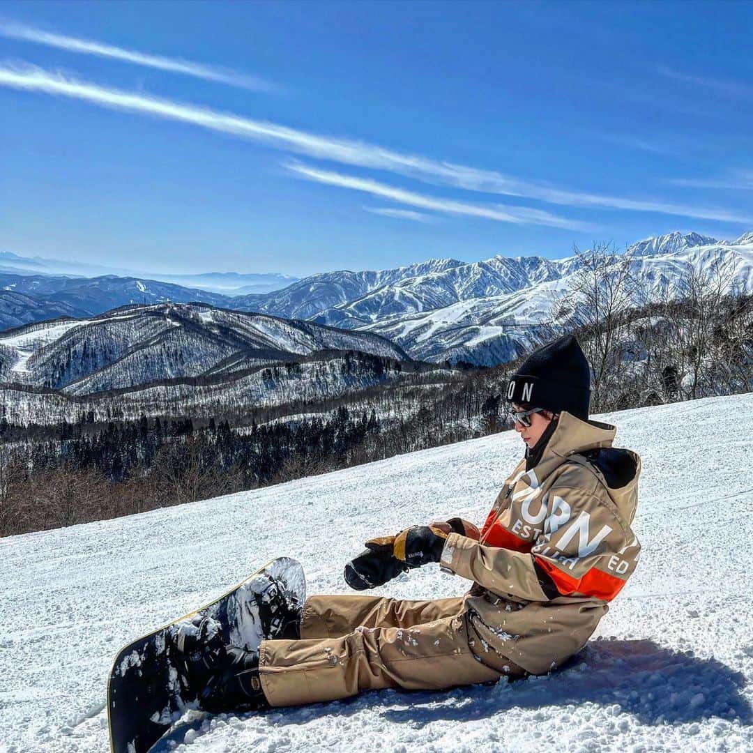 彩海のインスタグラム：「. . It’s 2nd time for snowboarding this season! I really got a great peace of mind. The nature makes me feel relaxed. 🏔 I wanna go snowboarding again next month ❄️  . .  2022年シーズン2回目のボード！ 1日目はお天気最高すぎて もう…大自然に癒されまくったー。 しあわせ。 . ゲレンデをあとにした途端 また行きたくなるボード欲！ . . . #snowboarding #snowboard #ski #snowhike #snowmountain #スノボ#スノボー女子 #スノボ女子 #スノボウェア #スノボ旅行 #白馬#栂池高原スキー場 #栂池」