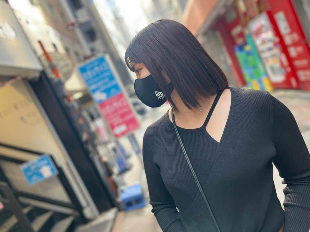 中村水月のインスタグラム：「今日暖かくて室内だと汗ダラダラだった☀️  ワンポイントがかっこいい マスク！！！！ 服のアクセントにもなるし 着け心地はほんと良くて 練習中も使えそうだから 沢山使います☺️🌟🌟🌟  本日発売なので皆さん良かったらチェックしてみてください😌❣️  @sereno.official」