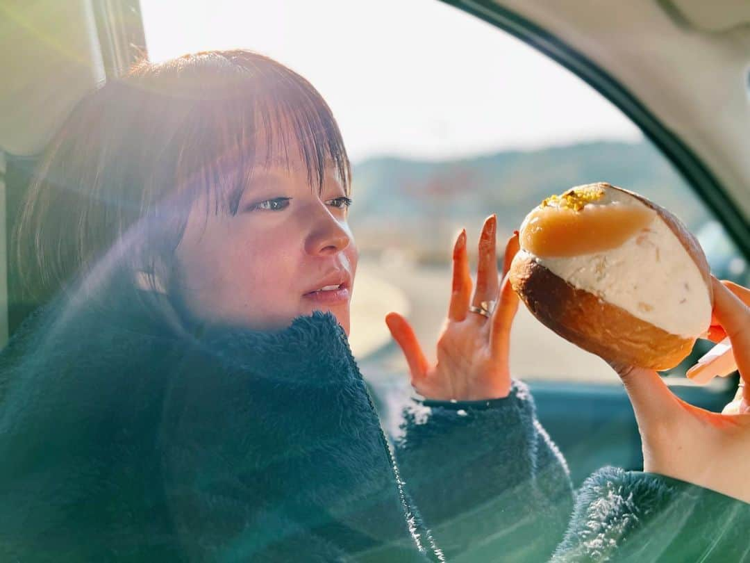 小林涼子さんのインスタグラム写真 - (小林涼子Instagram)「. マスクと花粉？のダブルパンチで 肌荒れが続いていたのを騙し騙し 薬を塗り塗りしていたのですが… ついに爆発。 鏡を見るのも カメラの前に立つのも 辛い気持ちの最近です🥲  甘いものや小麦を控えているので 恋しいマリトッツォぉぉぉ。 綺麗なお肌よ 戻ってきておくれ…  #マスク荒れ #アレルギー #肌荒れ #肌荒れ対策 #糖質制限 #永遠の悩み」2月28日 19時26分 - ryoko_kobayashi_ryoko