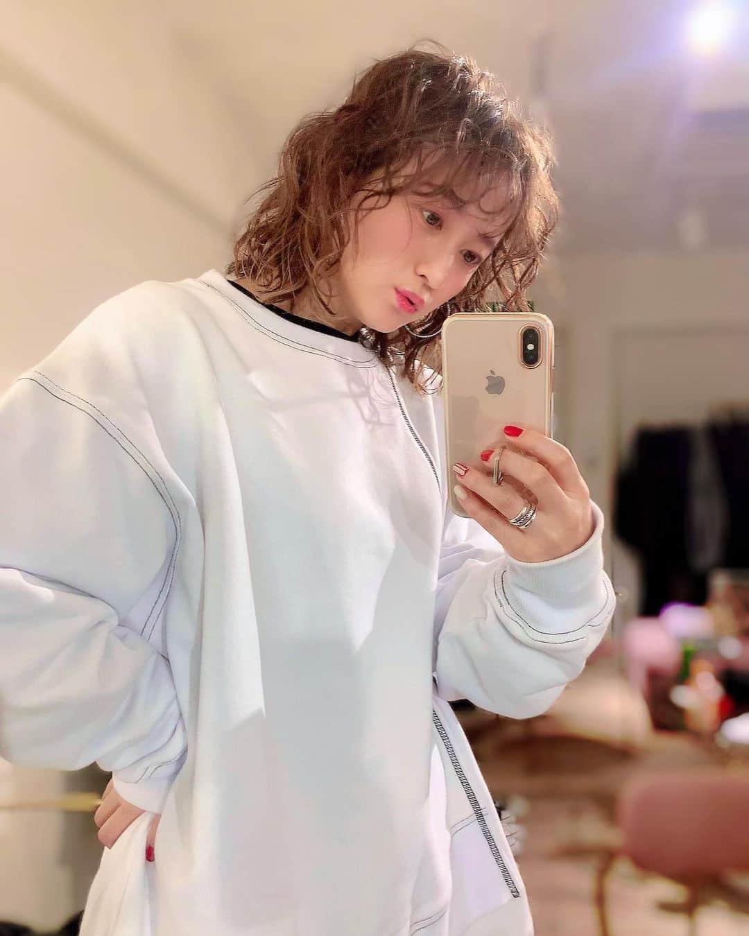 のインスタグラム：「⁡ 月末はどうしたってバタバタしてしまいますね🤪しかも今月は28日しかないんだもん😝笑 ⁡ 着ているのは @502easy の今販売中の #031　アシメスウエット　WHITE だよ😎 ⁡ 裾がアシメのデザインにして 白は黒のステッチを入れてます‼️✨ ⁡ 春だし白を着ると 気持ちも明るくなっていいですね🤍 ⁡ さて明日からまた岩手出張です🧳 え？毎週行ってない🤪？笑 ⁡ ありがたいです🙏💕 ⁡ きちんと検査して感染対策して行ってきます😉❣️ ⁡ 明日から3月🌸いよいよ春ですねぇ✨ ⁡ #502EASY #502EASYコーデ #小松彩夏 #こまっちゃん #ストリート系女子 #ストリートファッション #ストリートコーデ #ストリートカジュアル #メンズライク #メンズライクコーデ #カジュアルファッション #カジュアルコーデ #秋コーデ #大人ストリート #ボーイッシュコーデ#大人カジュアル #古着女子 #ボーイッシュ女子 #ボーイッシュ #オトナカジュアル #ゆるコーデ #ジャケット #ワーク #ワークシリーズ #1周年 #記念アイテム」