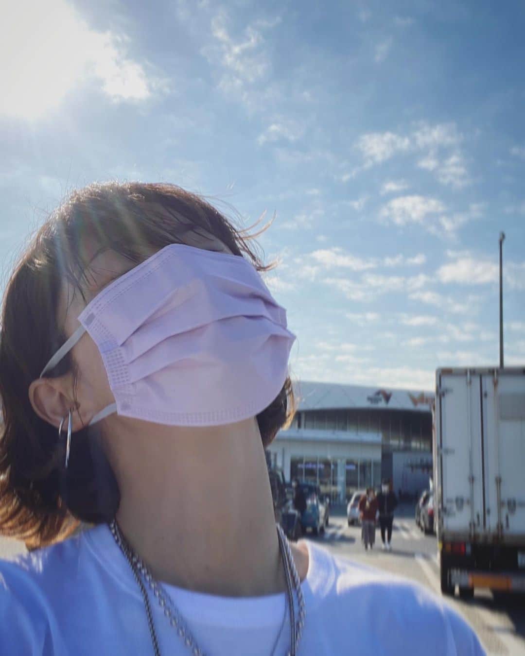 畑野ひろ子のインスタグラム：「今日の撮影は、SAに集合でした。 渋滞が心配で向かったら、早すぎてしまった😅 それにしても、今日の太陽はパワーが貰えそうなくらい良い天気でした☀️」