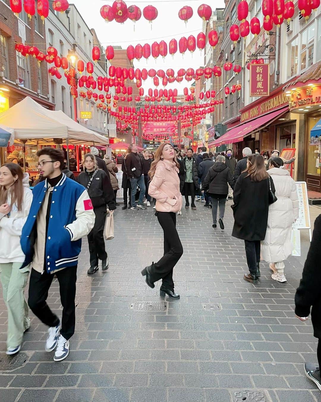 荒木レナさんのインスタグラム写真 - (荒木レナInstagram)「China town🇨🇳  横浜中華街的な？🤭🍥  #chinatown #londonfood #londonfashion #ootdfashion」2月28日 19時38分 - renasama.10_20