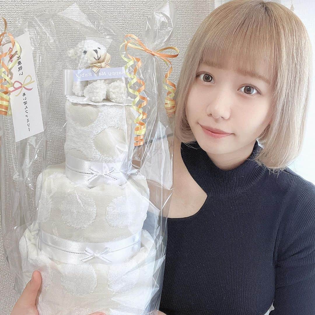 橋本からあげのインスタグラム：「꙳ ⁡ 事務所に届いてた、 プレゼント受け取りました(^.^)❕ ⁡ ⁡ 中身超可愛いおむつケーキでした~👼🏻🤍 ⁡ ⁡ メッセージも超嬉しかったし 何より私のために時間作って 選んでくれたのが嬉しいだった🥲 ⁡ ⁡ 使う日が来るまで飾って その日が来たら大切に使わせて頂きます❀ ⁡ 本当にありがとうございます🎂 ⁡ ⁡ #ママ #育児 #出産報告 #出産記録 #新生児 #妊婦コーデ #妊婦 #妊娠 #生後1ヶ月 #マタニティコーデ  #プレママさんと繋がりたい #ママコーデ #ママファッション  #ダイエット #痩せたい #男の子ママ #男の子ベビー #ベビー服 #子供服 #赤ちゃんのいる暮らし #赤ちゃん用品 #子育て #子育てグラム  #こどものいる暮らし #ベビー用品 #スキンケア  #ハイトーン #美容整形 #美容好きな人と繋がりたい」