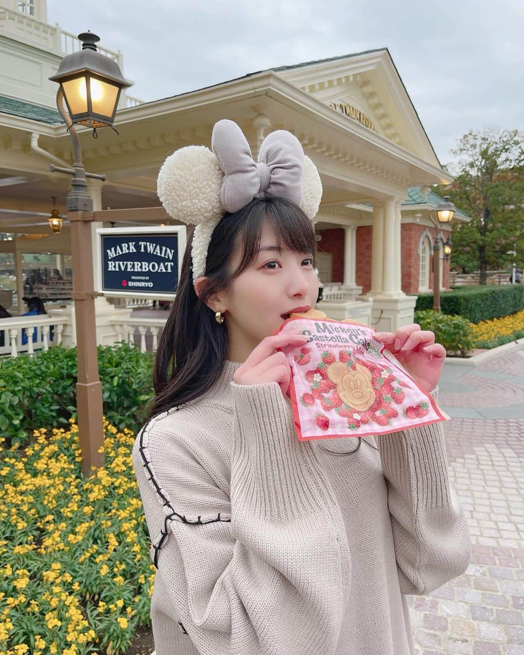 関根ささらさんのインスタグラム写真 - (関根ささらInstagram)「ミッキーカステラケーキ🍓 . . 新しく発売された苺のカステラケーキ、甘すぎずぺろっと完食…👏🏻👏🏻春が近くなったらまた食べよう♡ . . マークトウェインの乗り場の建物が白くて可愛くて最近のお気に入りです💗 . . #disneyfood #disneyland #tokyodisneyland #tdl #tdr #tokyodisneyresort #disneyfan #disneylife #disneyoutfit #disneyfashion #ディズニーコーデ #ディズニーフード #ディズニーカチューシャ #東京ディズニーランド #東京ディズニーシー」2月28日 19時47分 - sasarasekine