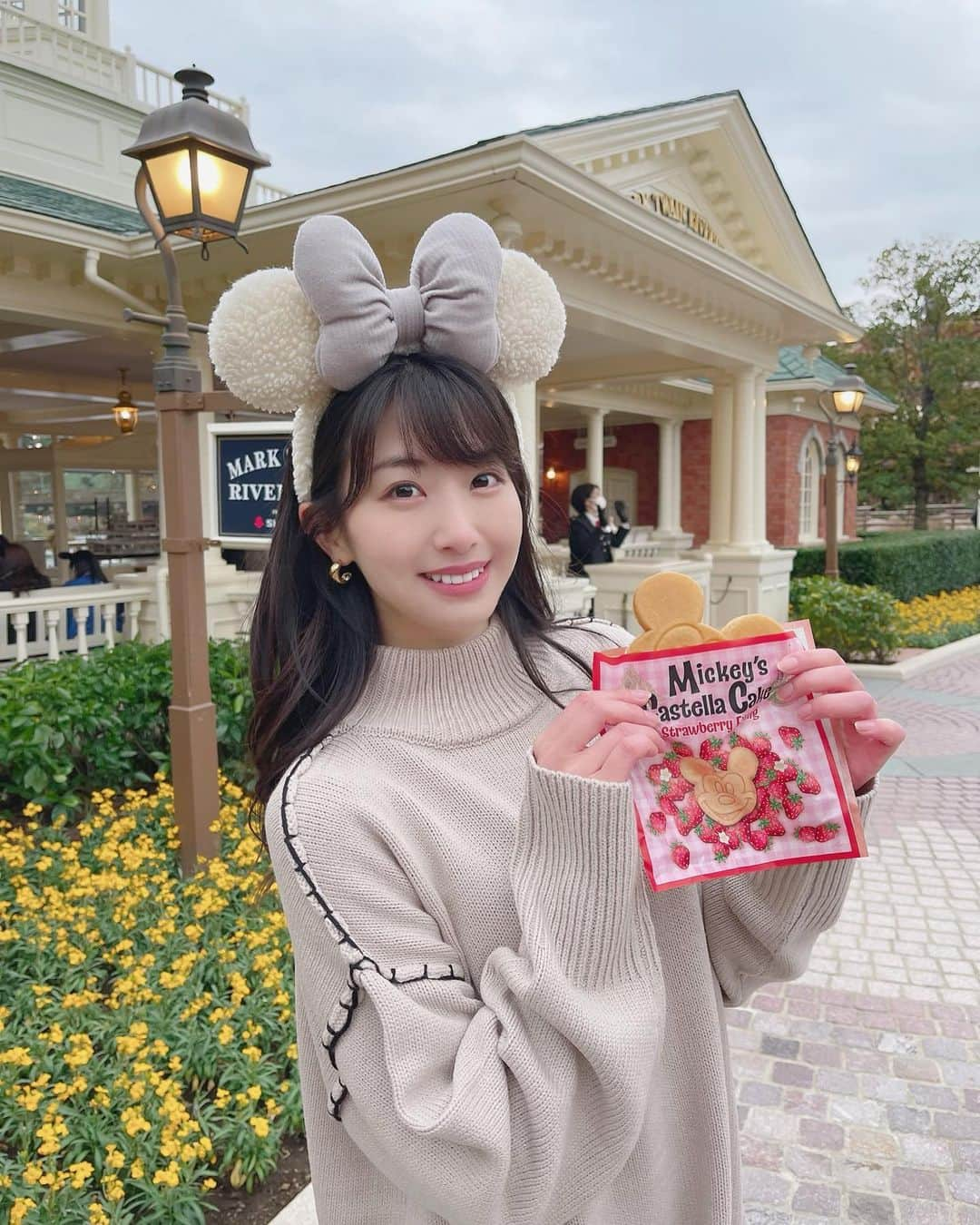 関根ささらさんのインスタグラム写真 - (関根ささらInstagram)「ミッキーカステラケーキ🍓 . . 新しく発売された苺のカステラケーキ、甘すぎずぺろっと完食…👏🏻👏🏻春が近くなったらまた食べよう♡ . . マークトウェインの乗り場の建物が白くて可愛くて最近のお気に入りです💗 . . #disneyfood #disneyland #tokyodisneyland #tdl #tdr #tokyodisneyresort #disneyfan #disneylife #disneyoutfit #disneyfashion #ディズニーコーデ #ディズニーフード #ディズニーカチューシャ #東京ディズニーランド #東京ディズニーシー」2月28日 19時47分 - sasarasekine