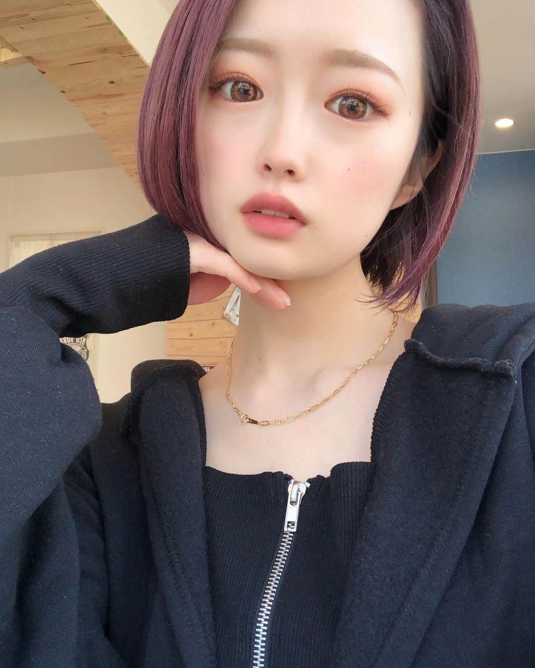 下川琴戸音のインスタグラム：「・ ・ 今日はカラーしてきた〜！ 先取り春カラー🌸  休みの日ってなんでこんなに早いんだろう😵‍💫💭 もう終わっちゃう…😩 明日の会議の為にパソコンやらな〜って思いながらストーブの前でゴロゴロしちゃってる…😭笑 明日早く起きるのやだな笑 ㅤ 休みの日ってみんな何するの🙄 あんまり休みがないから一日に詰め込もうとしちゃうけど、何するか迷うんだよな〜💭 基本朝から晩まで カフェいったり〜色んなとこ行って食べまくることしかしてない気が…🤣笑 ・ ・ ・ #春カラー#ヘアカラー」