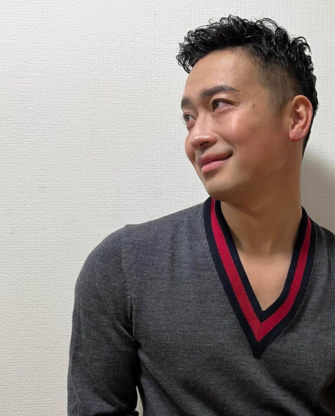 JUNYAのインスタグラム：「髪の毛を切ってパーマをかけてセットをして久しぶりに撮影をしてもらいました📷 ⠀  担当はビュートリアム青山の桜井円ちゃん。 ⠀  もう知り合って20年とかちょっと話してて引いたよね（笑） ⠀ 撮影の時は先日ローンチされたマリア嬢プロデュースのAAAA.のアーモンドとハイライターを使ってもらいました🪞 ちなみに今回の写真は何も加工してないよ🙅‍♂️⠀ だから仕上がりの肌の質感とか２枚目とか見てもらうとわかりやすいかも。伸びるし自然な感じ。普段塗らないからわからないけど、こんなにいろんなものが誤魔化せるなんて（笑）⠀⠀ ⠀ 筋トレもだし肌も髪も美意識を極めたいね💪⠀ そういう仲間がいっぱいいるのでいつも刺激をいただいています😘⠀ ⠀ いつもありがとう。⠀ そしてかなり今更ですが、今年初のポスト（笑）⠀ 今年もよろしくお願いします🤲⠀  ⠀  hair : @sakuraimadoka ⠀ @beautrium_aoyama ⠀ make : @aaaa.japan (Produced by @malia_xxx )⠀ Shoot : rz⠀ ⠀  #mensfashionreport #mensfashion  #mensstyle #mensfitness #fitness #gym #exircise #makeup #musician #singer #mensmodel #menswear #mensapparel #mensclothing #ジム #筋トレ #筋肉 #menshair #mensfitness #歌手 #シンガー #fashion #styles #muscle #マッチョ #hairstyle #배우 #멋스타그램 #physique」