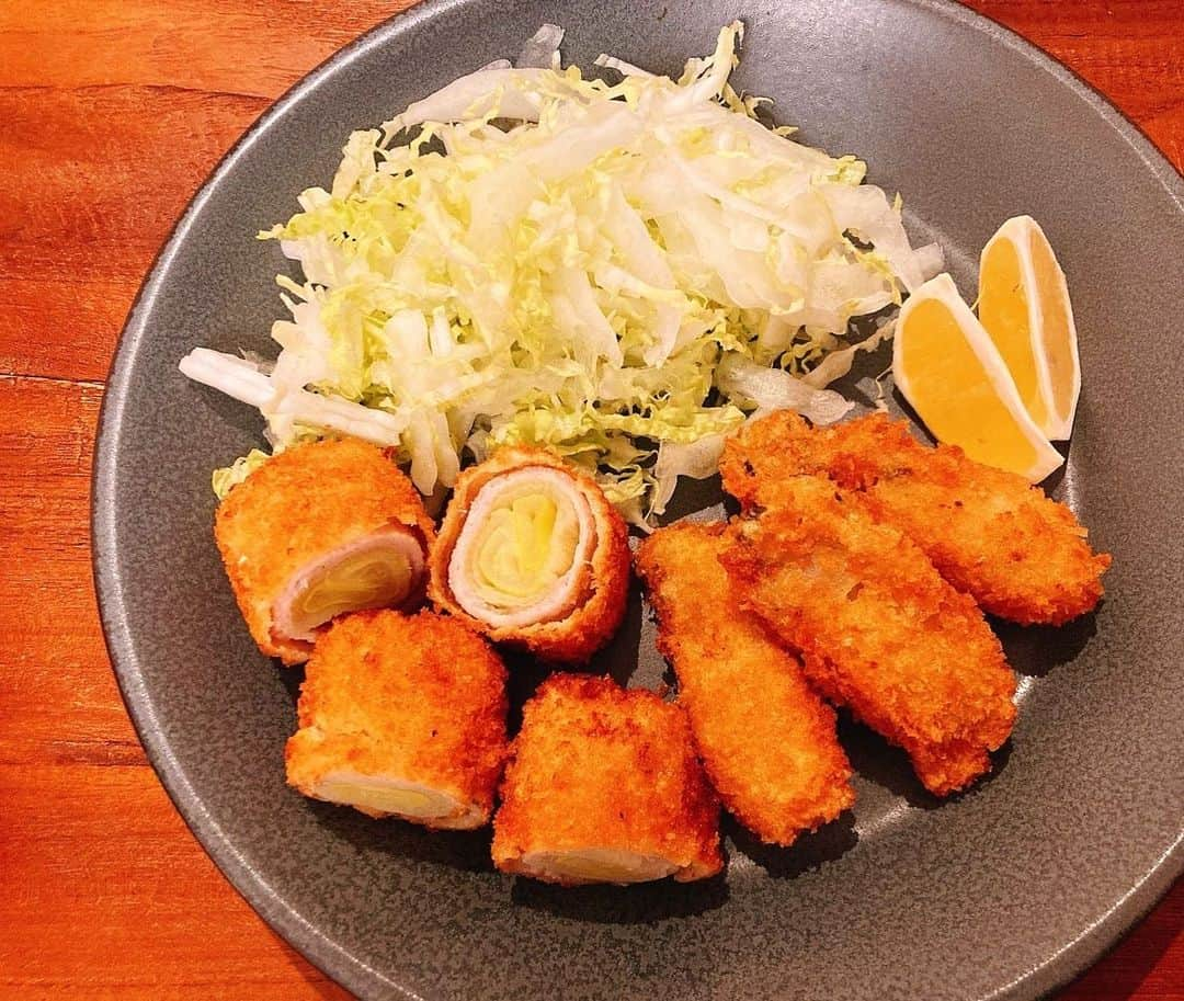 川畑一志のインスタグラム：「. 【かきフライ＆長ねぎの肉巻きフライ】 今美味しい2つの食材を フライでいただきました！ ⁡ 揚げることで旨み・甘みを より感じられると思います！ ⁡ かきフライは 美味しく仕上がるポイントを 紹介しているので要チェックです！ ⁡ ぜひお試しください！！ ⁡ #3分クッキング #2月最後の放送でした #田口成子 先生のレシピ #フライ盛り合わせ #牡蠣も美味しかったけど #長ねぎの甘みにびっくりでした #添えてあるのは白菜です #ちなみに明日はマヨネーズの日 #明日もお楽しみに #川畑一志」