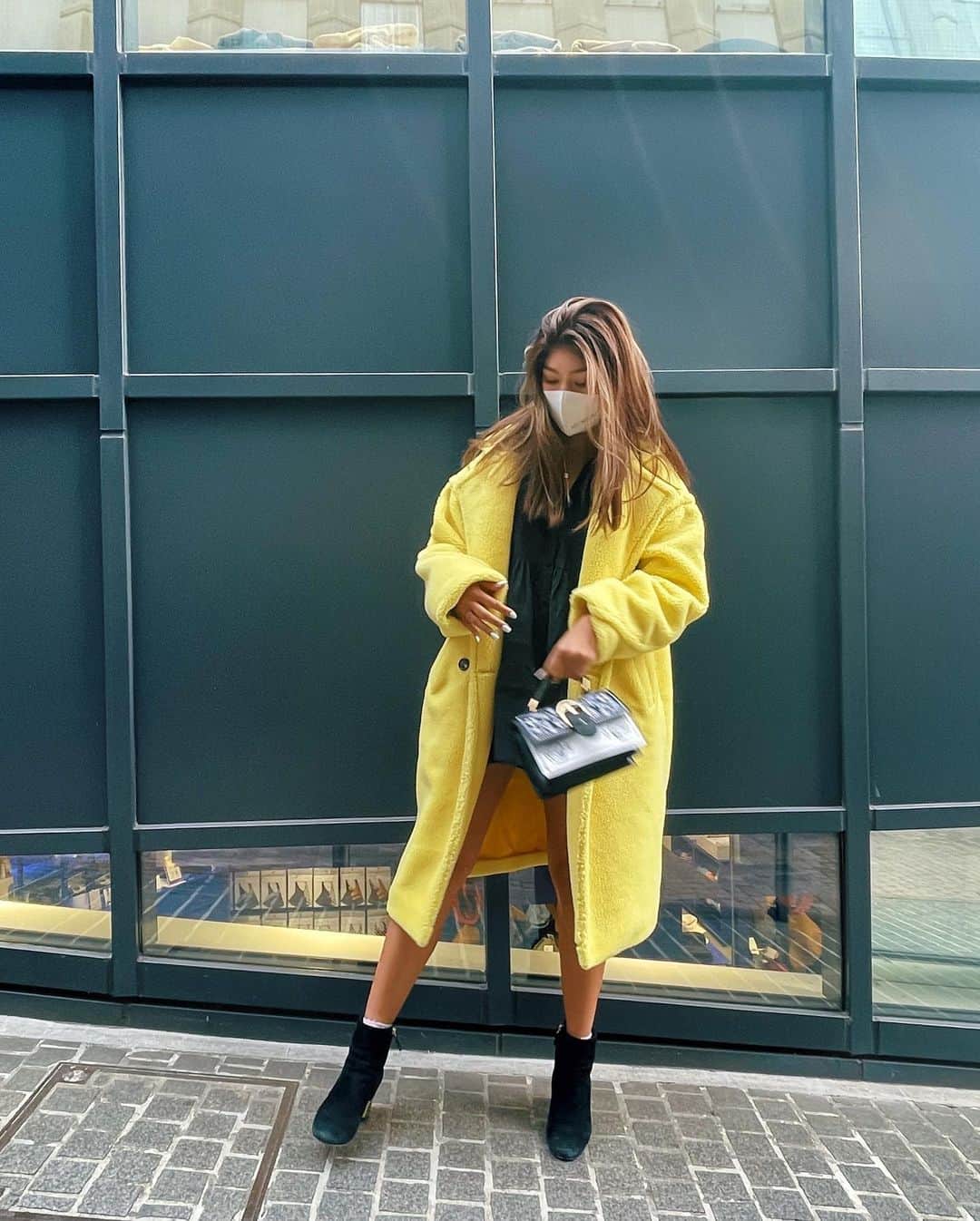 吉川プリアンカのインスタグラム：「Spring is coming and it’s getting warmer 💛💕 Enjoying my yellow coat from @_thefabclub   真っ黒！とかワントーンも大好きだけど、色を着るのもとても好き。  マイルールとしては、アクセや金具はゴールドならゴールドで統一、シルバーならシルバーで統一してるよ〜〜。」