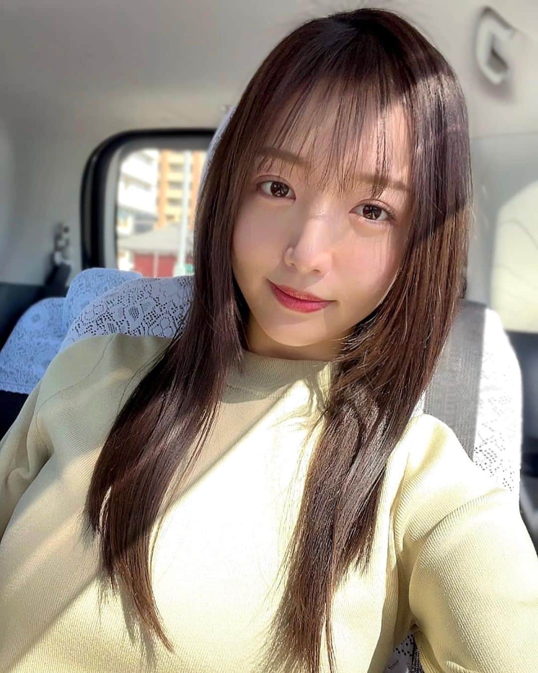 のインスタグラム：「こんばんは💫  日が当たるお昼は暖かいですね🌸 車に乗るとすぐに眠たくなります😴  きょうのロケ衣装は @andemiu_official さんでした🌿🤍  今週も一週間よろしくお願いいたします😊  #newsevery #centforce #セントフォース #刈川くるみ #衣装 #春コーデ #コーデ #ニット」