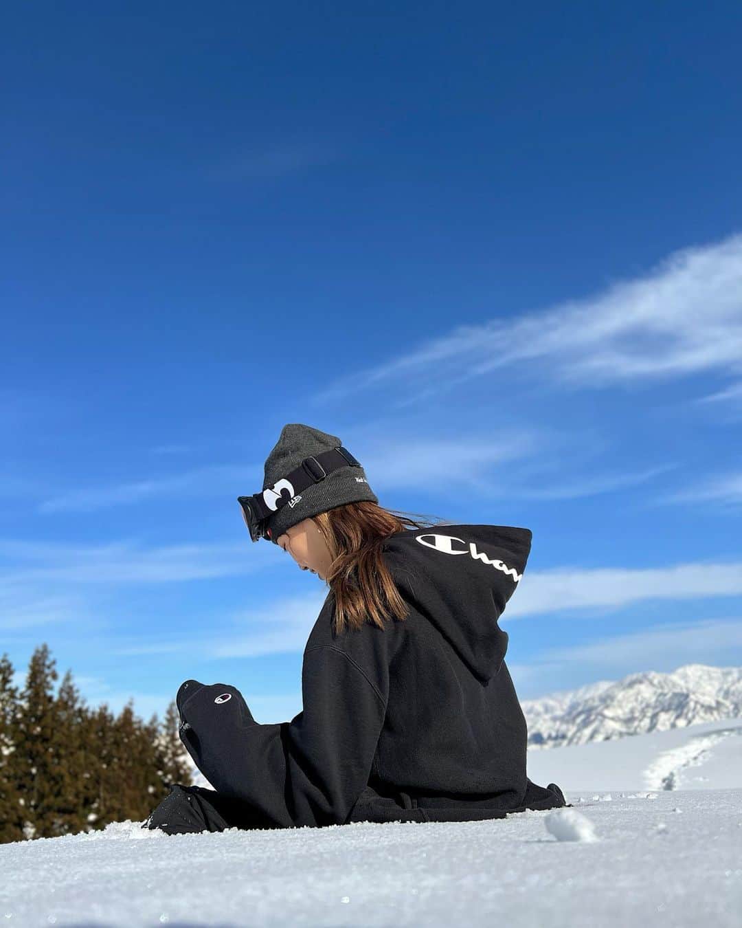 横⼭花奈のインスタグラム：「⁡ ⁡ 何年かぶりのスノボ🏂🤍 今年は2回も行けた!! ２日とも快晴でめちゃくちゃ楽しかった〜☺︎ ⁡ ⁡ #スノーボード#スノボ#snowboarding#snowboard」