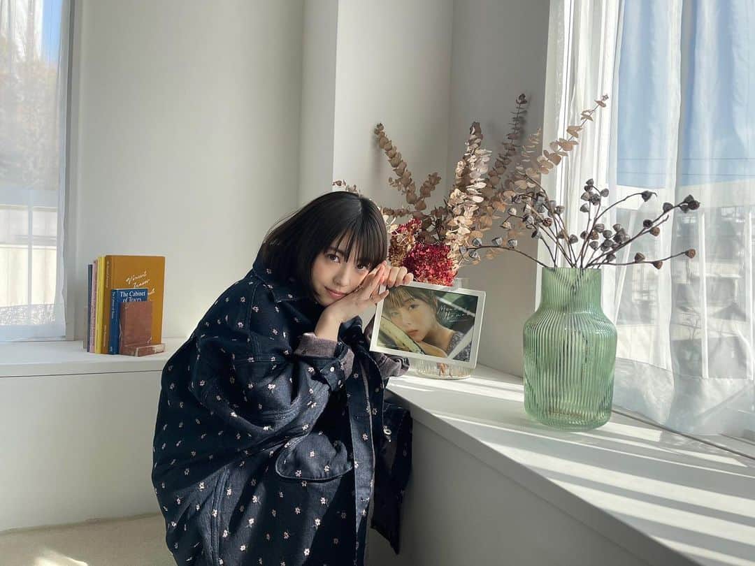 浜辺美波のインスタグラム：「#浜辺美波 公式ツイッターより (一部編集済みです)  おつかれさまです! 2月10日より 『カレンダー2022』 が発売しておりますーーー!!🍑 日付を勘違いしておりアナウンスできず申し訳ございません🍑 自然な色づかいのカレンダーでいろんなお部屋に馴染むように作られています🍑 2022年もいいことありますように」