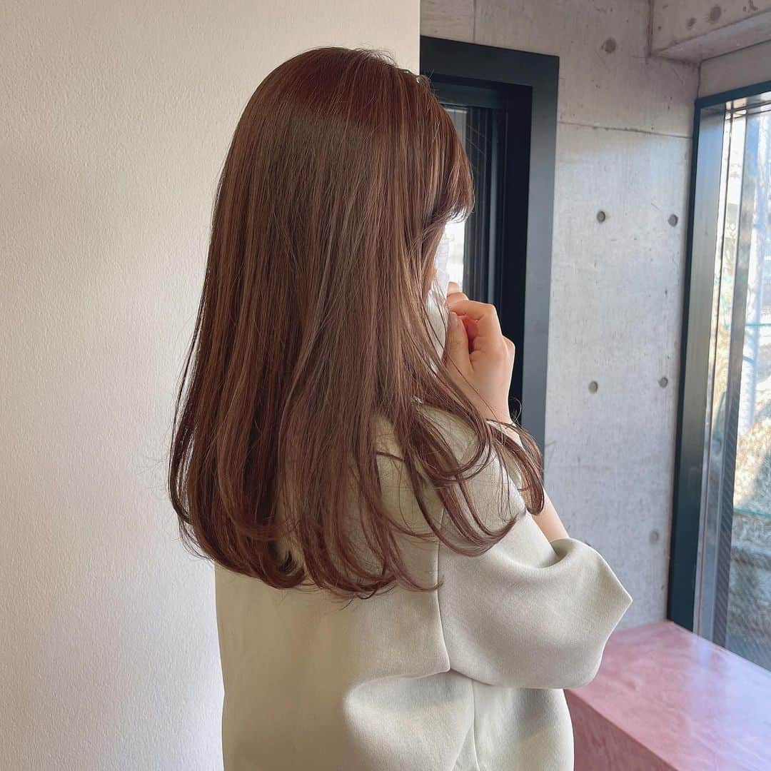 ひよんのインスタグラム：「💇‍♀️💓  髪の毛染めた☺️☺️可愛い色、嬉しい😆✨ #あま色ベージュ だよ❣️ ラベンダー＋ベージュ＋アッシュグレーを混ぜてもらってる🥰  前髪はこれから伸ばそうと思ってるから、 少し軽くしてもらったの！ そしたらスタイリングしやすくてよき💛  まやさん、いつもありがとうございます❤️  @six_mayashoji  @six.salon   #あま色ベージュ #ヘアカラー #ヘアアレンジ #ヘアスタイル #ひよんヘアー」