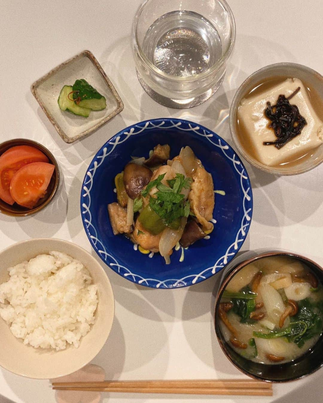 磯俣愛さんのインスタグラム写真 - (磯俣愛Instagram)「今日のご飯は〜 🍚もも肉と野菜の梅しそとろとろ煮 🍚きゅうりの浅漬け 🍚お豆腐の出汁漬け 🍚トマト 🍚お味噌汁 　(中身はなめこ、大根、ほうれん草、油揚げ、長ネギ) 🍚白米  食器はほとんどおばあちゃんからもらったやつ👵🏻 この間陶芸したから出来上がったらたくさん使いたいな〜  もしかしたらアーカイブにするかもしれまてん 急に食卓になっちゃって雰囲気が。。。笑🤣  自炊するだけで、勝手にダイエットになります。 これは本当に思います。 お肌も綺麗になるし、節約にもなるし やっぱり自炊は総じて良し🍚 . . . #一人暮らしごはん#手作りごはん #おうちご飯#おうちごはん#定食ごはん」2月28日 20時22分 - ai_isomata