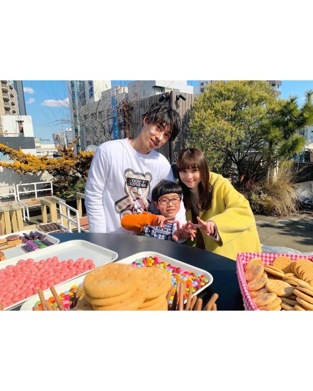 佐々木希さんのインスタグラム写真 - (佐々木希Instagram)「お菓子の家🍭 この日の撮影は甘〜い香りに包まれながら幸せな気分でした！ 今夜見てください☺︎  #ユーチューバーに娘はやらん！」2月28日 20時23分 - nozomisasaki_official