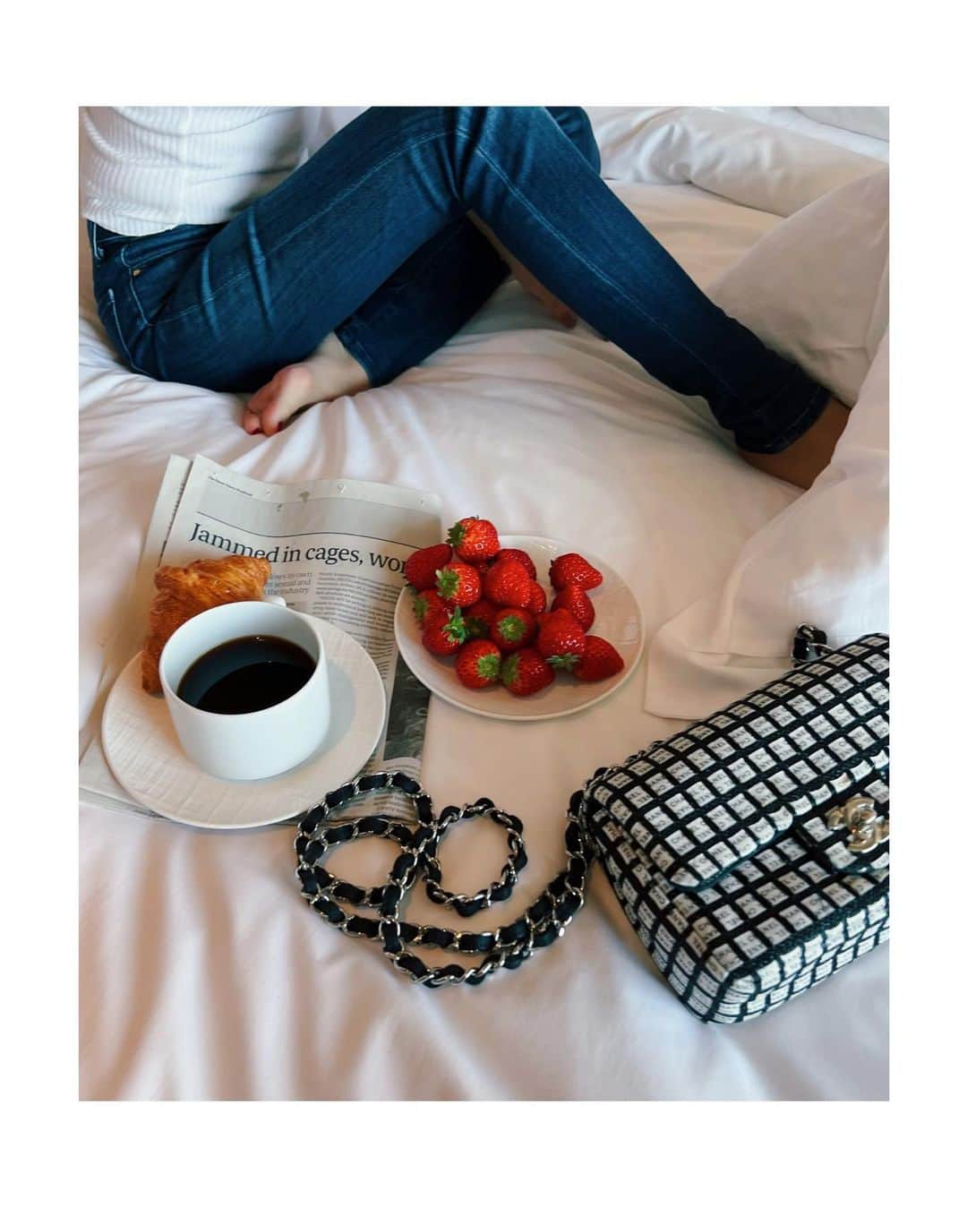 のインスタグラム：「🕶🍓☕️🥐 このバックずっとお気に入り。  @chanelofficial」