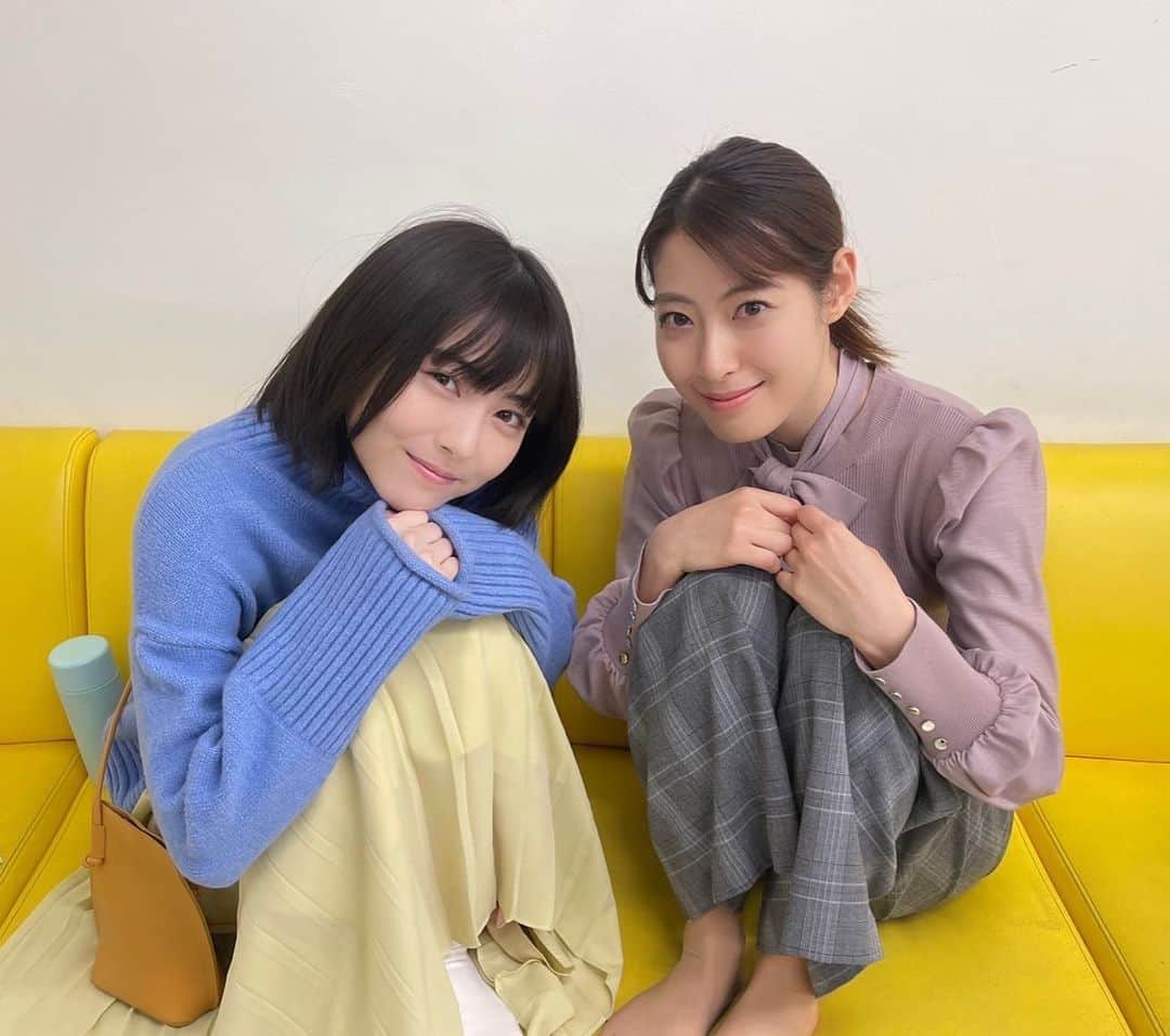 瀧本美織のインスタグラム：「今夜22時からは、ドクターホワイト7話です！ 麻里亜先生、昔の恋人が現れ想い出フラッシュバックです。白夜さんも何だか様子がおかしい… CDT、今回の診断は💊！？  我らが白夜！美波ちゃん！ 私は普段みーちゃんと呼ばれることが多いのですが、美波ちゃんもみーちゃん！ ということで、みーちゃんと呼ばせてもらっています🤤 人をそう呼んだことなかったので何だか新鮮👼🏻✨  一度笑いだすと止まらない病でいつも大変な迷惑をかけてしまってます、本当にごめんね🥲💦  みーちゃんが考えてくれたハートポーズ🧡  白夜さんがいつも斜めがけしてるちびバックが個人的にツボです！それをちゃんと毎回忘れず付けてるみーちゃんが可愛いのです☺️   #ドクターホワイト」