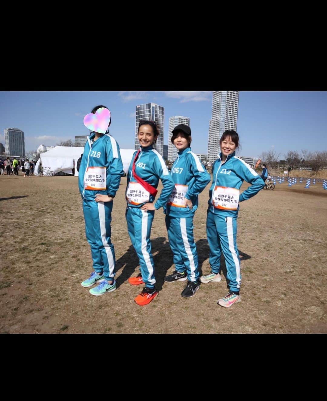 佐野千晃さんのインスタグラム写真 - (佐野千晃Instagram)「⁡ イカゲームの仮装でみんなでリレーマラソン🏃‍♂️ ⁡ 昨日のビタミンマラソンでの楽しそうな青春の写真を載せちゃうよーい🤤 ⁡ あー今見ても楽しそうだwww ⁡ 久しぶりに走ったから全身がバキバキですwww ⁡ 明日足が痛くなかったら完全復活だ！！！！！ ⁡ 今のところは痛くない！！！！！！！ ⁡ #run #running #marathon #フルマラソン #マラソン #マラソン女子 #人生自由自在 #走る女子 #ファッション #ウェア #楽しく走る #ランニング #ジョギング #リレーマラソン #仮装マラソン」2月28日 20時46分 - sanochiaki810