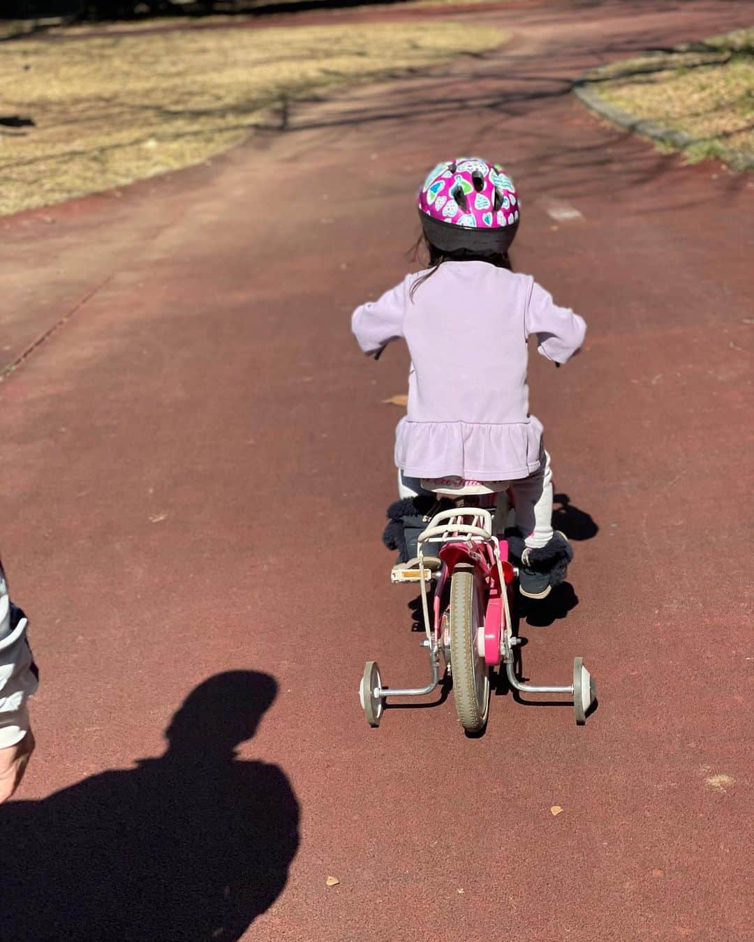 山口もえのインスタグラム：「・  人生初の自転車に挑戦！（補助輪あり） パパさんとお兄ちゃんにサポートされて ペダルがこげるようになりました🥰 こぎ方を教えるんだけど なかなか伝えるのが難しい 一度乗れるようになれば 何も考えずにでも乗れるのにね🚲 最初の一歩は偉大なり  私も初めて補助輪なしで乗れた時の感動を今でも覚えてる ずっと後ろで親が支えてくれてると思ったら 実はいなかったっていう…笑 あの感動を次女もいつか味わってほしいな♡  #自転車#練習#4歳児#家族 #後ろ姿からでも緊張が伝わるね #❤️#🚲#春」