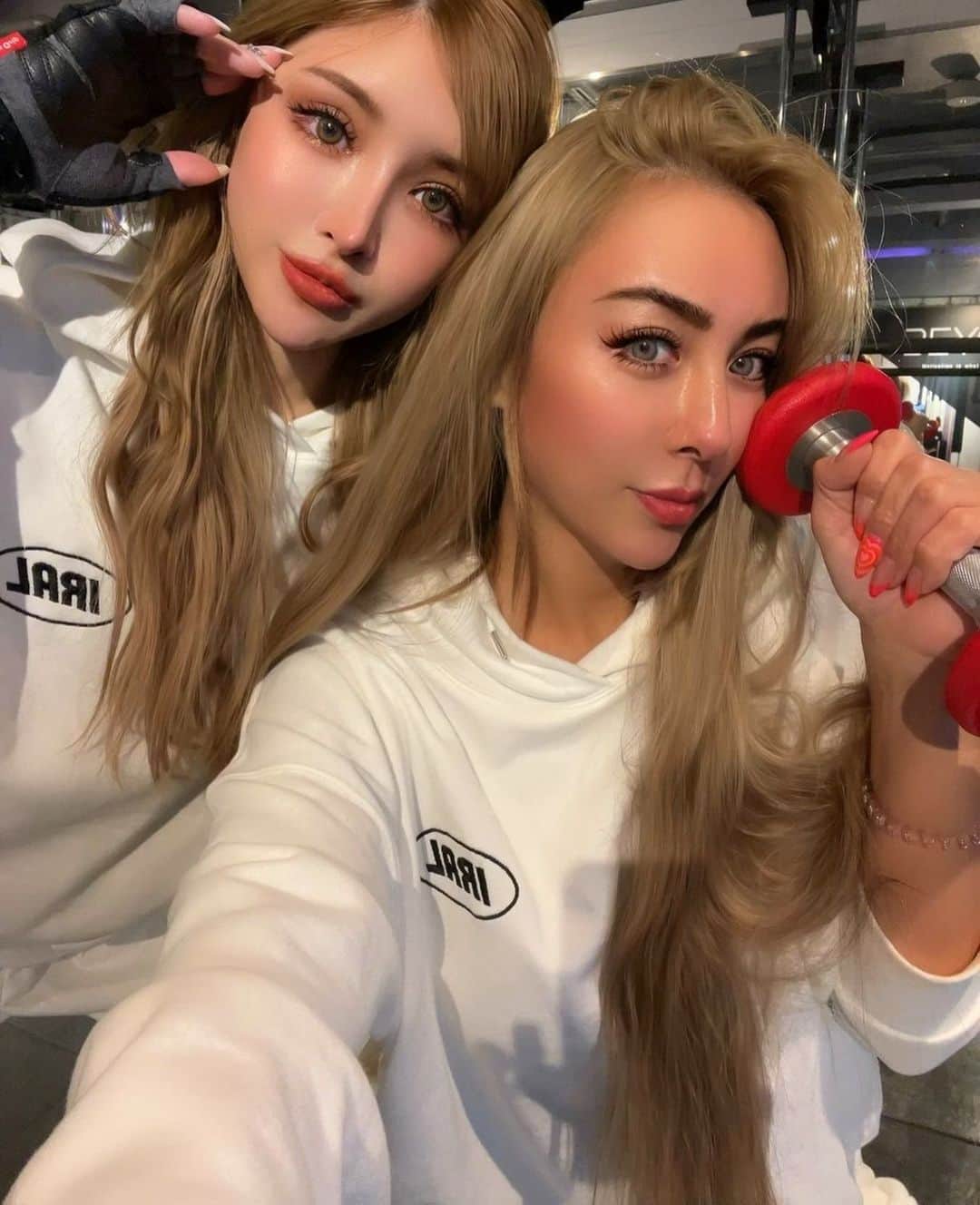 のインスタグラム：「ころみ久々❣️ 合わせてないのに、ドン被りだった日💥 たまたま服も靴も下着も同じの着てたんだけど、どんな🤣🤣🤣」