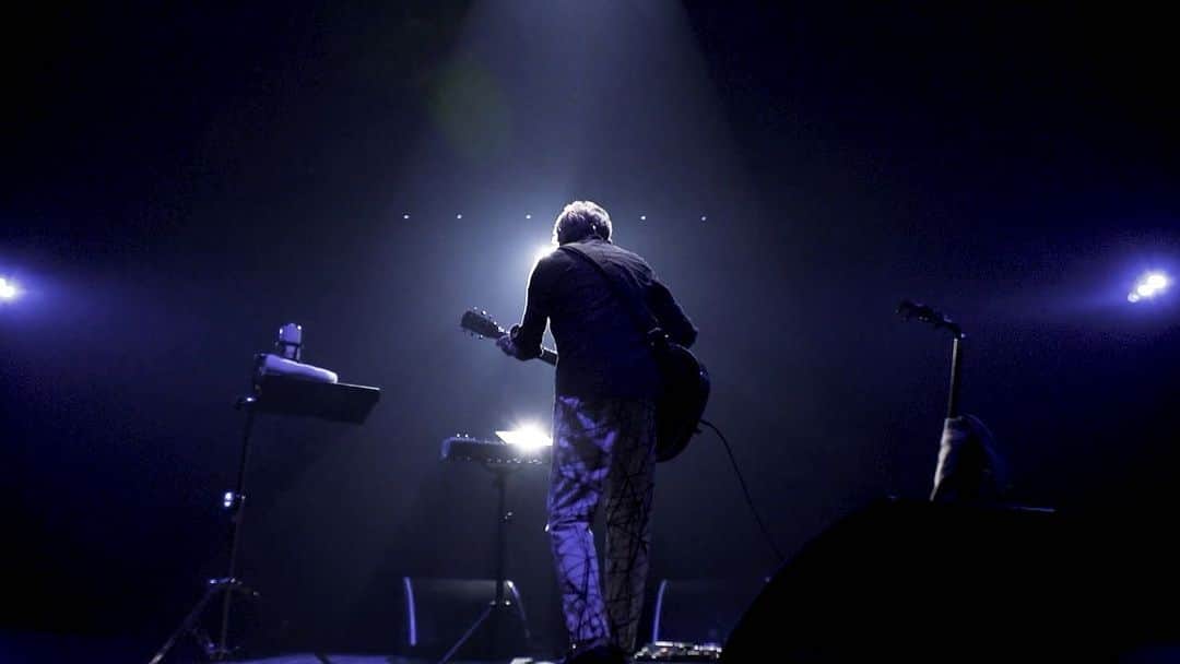 スガシカオのインスタグラム：「DVD「VIDEO BOOTLEG Hitori Sugar Tour 2020 – 2021」  すごくいいのです。 ほんとうに。  夜中に一人で見て欲しい。  https://victor-store.jp/item/171077」