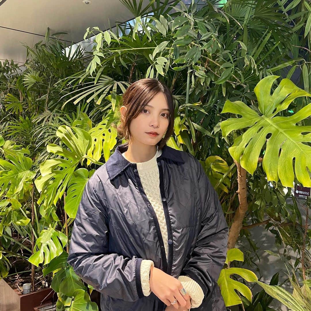 佐々木まゆのインスタグラム：「昼間暖かいのに夜寒すぎ😢  頂いたこのアウターは軽くてストレスなく着れるし着ない時は小さく畳めてめちゃ便利👏👏   @lavenhamjp #Lavenham #MadeInSuffolk  #LavenhamLived  #ラベンハム」