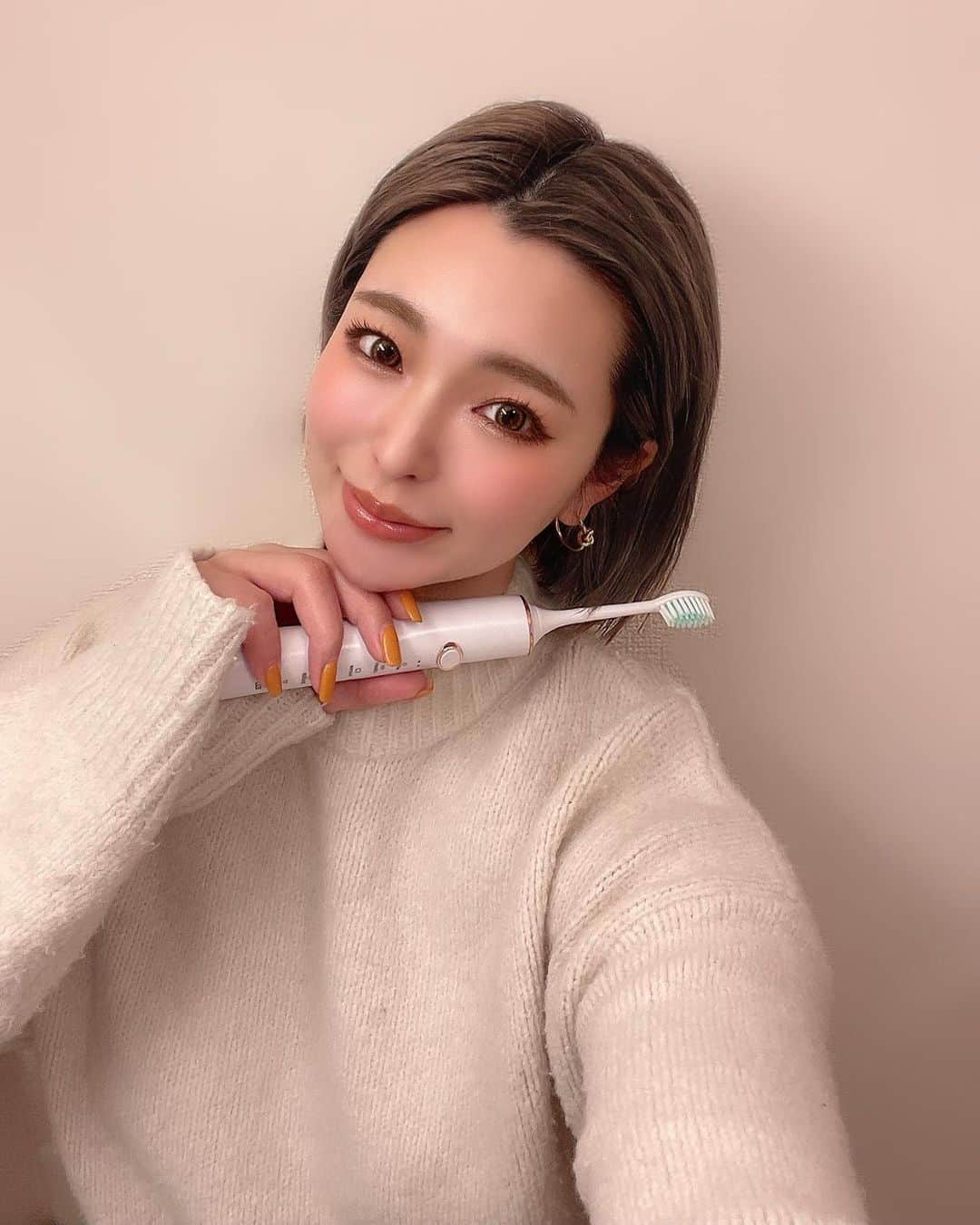 Hitomiのインスタグラム：「❤︎  ずっと憧れだった電動歯ブラシ🪥✨  電動歯ブラシって高いイメージあるけど 月額330円で買えたよ😳💙驚き...❕ しかも本体代無料で、しかも本体永久保証なの🥺 故障しても安心なのはでかい😩！！！  こんなに安いのに本体しっかりしてるし おすすめすぎるー💕 歯ブラシの時間が楽しいわ☺️  #電動歯ブラシ　#dentaly」