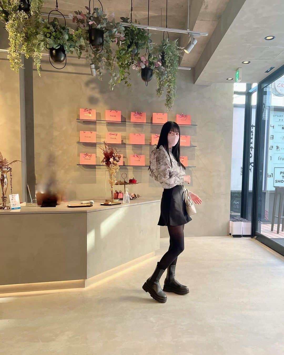 日下部美愛のインスタグラム：「2月も終わりますね、徐々に暖かくなってる気がして春が近づいてるなあと そして大好きな冬が終わっちゃう寂しさ みんな何月が好き？  #snidel #photo #japan #model #me #hair #fashion #selfie #makeup  #followme #instagood #camera #instadaily #dailylook #사진 #데일리  #데일리 #셀카 #메이크업 #아이돌 #일본 #일본여자」