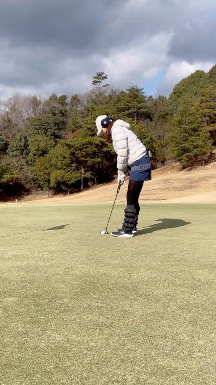 山下詩乃のインスタグラム：「2m以上スライス？って言うのかな？😂垂れをみて打ったよ😂 福カンの冬のコーライ恐ろしい😂 横からでも『どこ向いて打ってるの❓』ってぐらい、膨らませないとグリーンから出ちゃう事もしばしば😅 通称『ナイス垂れ』😚  －－－－－－－－－－ #グリーン傾斜やばい #グリーン傾斜 #冬のコーライ #下りやばい #福山カントリークラブ #どこ向いて打ってるの #ナイス垂れ #ゴルフ好きな人と繋がりたい #ゴルフ好き #ゴルフ女子 #ゴルフ男子 #ゴルフ大好き #パター動画」