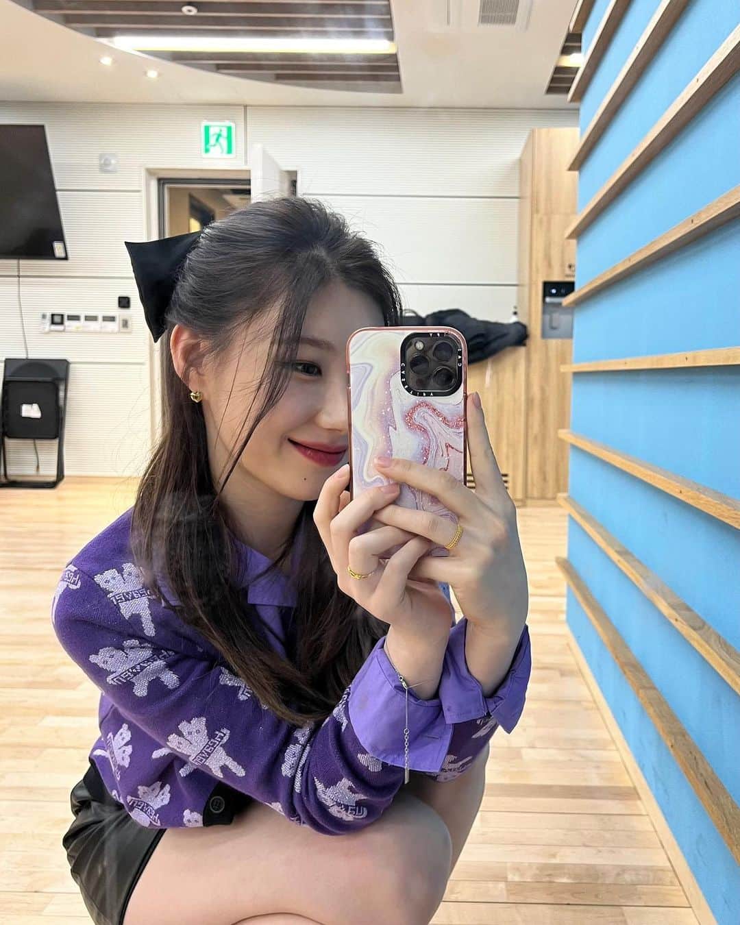 のインスタグラム：「black hair 1st mirror selca 💜🖤」