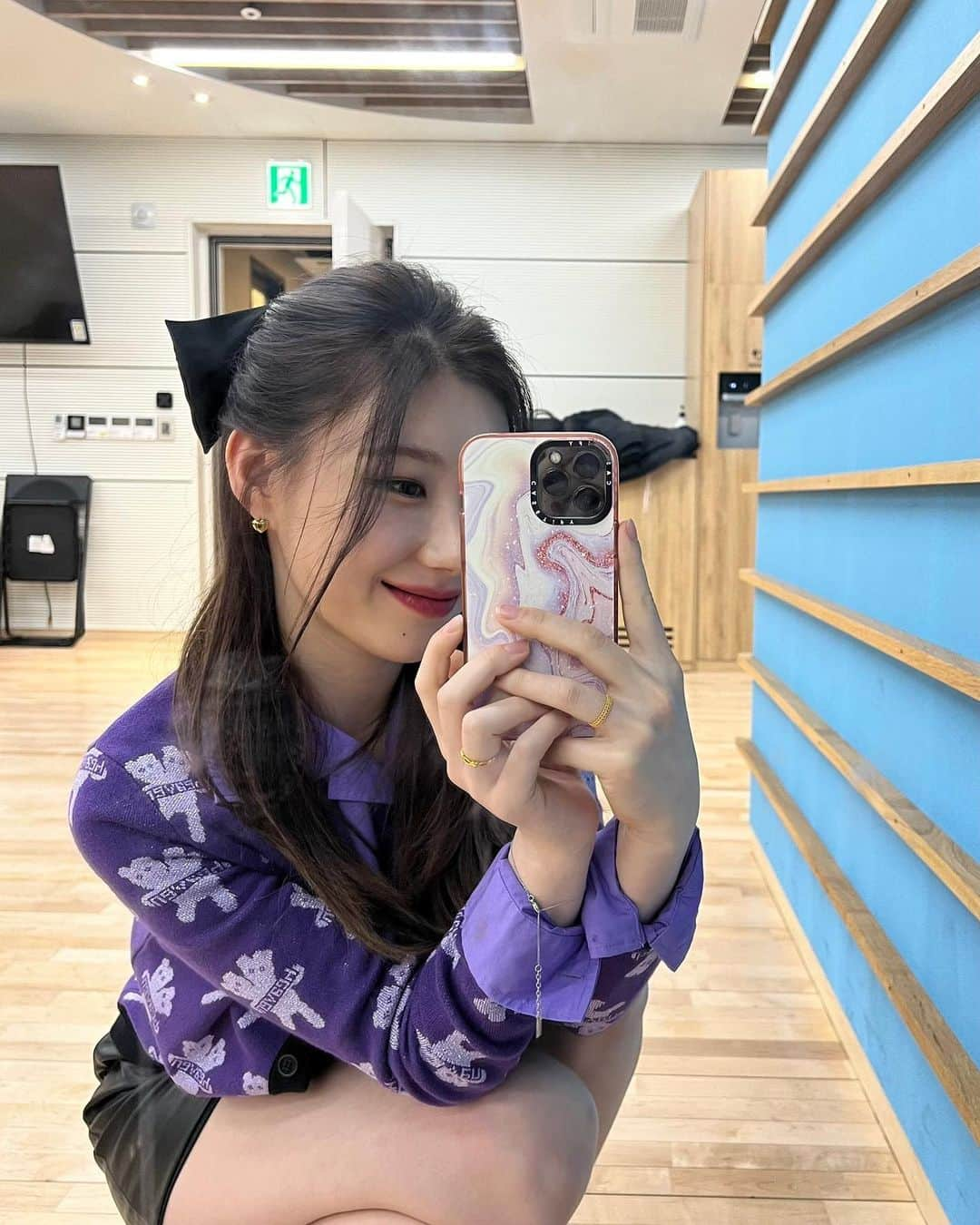 チェリョンのインスタグラム：「black hair 1st mirror selca 💜🖤」