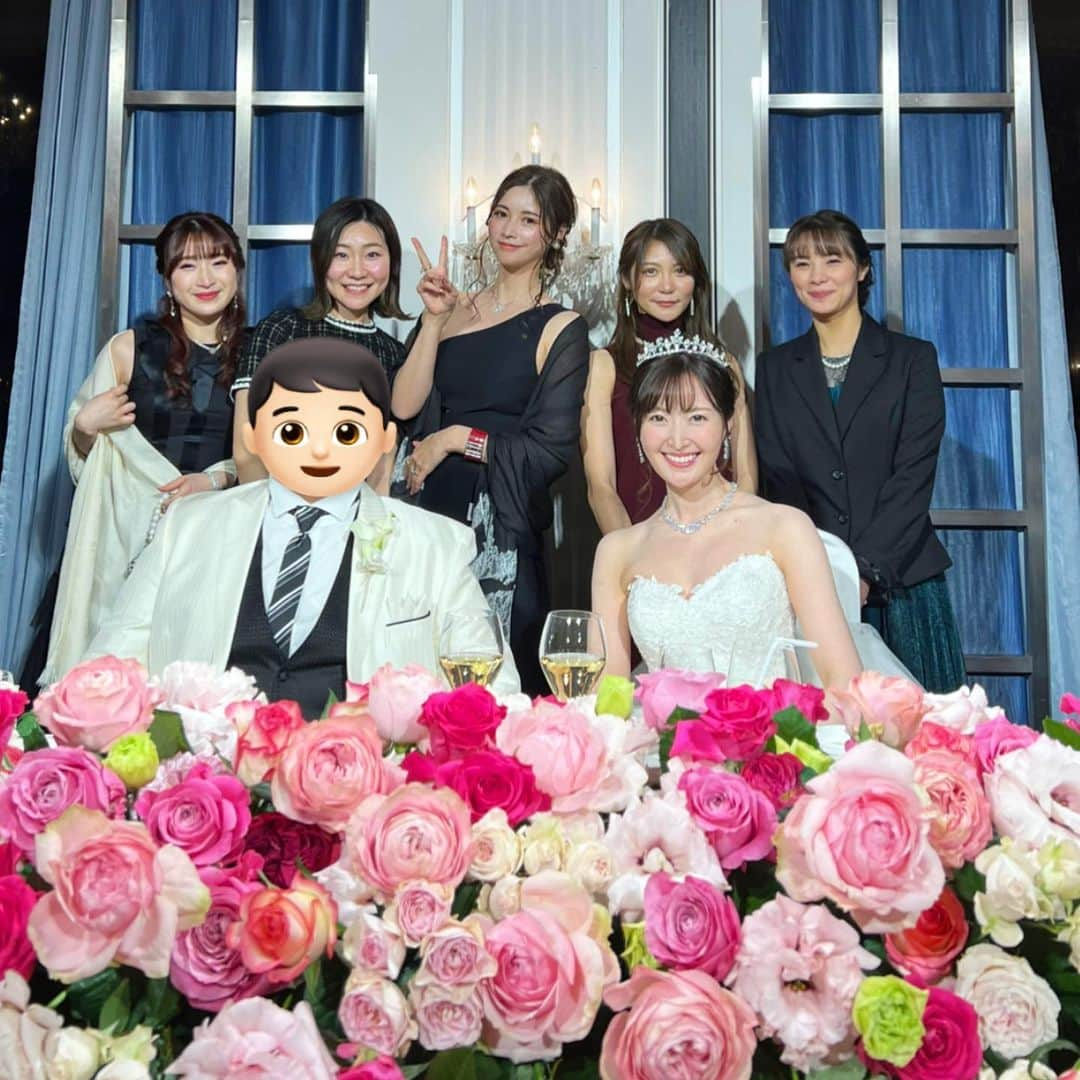 得あゆさんのインスタグラム写真 - (得あゆInstagram)「親友の結婚式💓💒 ほんっっっっとうに可愛すぎて 言葉も出なかった🤦🏻‍♀️❤️❤️❤️❤️ 1000年に1人の人かな？！？！？笑  …今思うと、こんなにもたくさんの人がいる東京で 出会えた事も仲良くなれた事も奇跡だなって思う…🥲💓 これからも何があっても親友だ❤️‍🔥 ありさ本当におめでとう🥲💓💓💓 ・ ・ ・ ・ ・ ・ ・ ・ ・ ・ ・ ・ ・ ・ ・ ・ ・ #美人#結婚式#結婚#親友#親友の結婚式#自慢の友達#友達#結婚式ヘアアレンジ#結婚式コーデ#結婚式お呼ばれ#結婚式ドレス#和装#ドレス#ウエディングドレス#ウエディングヘア#ウエディングブーケ#手紙#メッセージカード#メッセージ#diorgrasse#ヘアスタイル#ヘアアレンジ#ホテルニューオータニ#ホテルニューオータニ東京#スピーチ#speech#ホテル#披露宴#お色直し#結婚式レポ」2月28日 21時37分 - tokuayu819