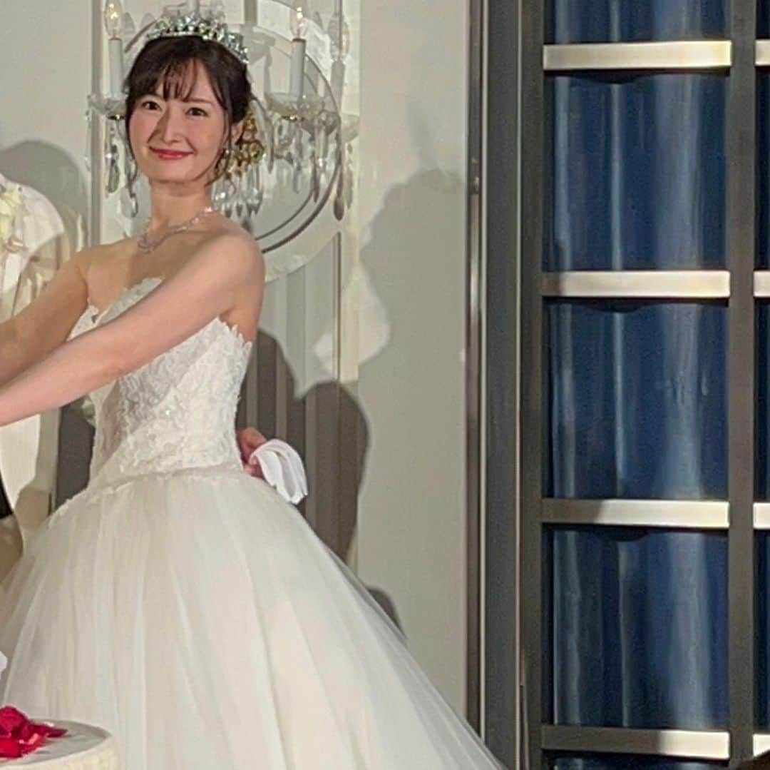 得あゆさんのインスタグラム写真 - (得あゆInstagram)「親友の結婚式💓💒 ほんっっっっとうに可愛すぎて 言葉も出なかった🤦🏻‍♀️❤️❤️❤️❤️ 1000年に1人の人かな？！？！？笑  …今思うと、こんなにもたくさんの人がいる東京で 出会えた事も仲良くなれた事も奇跡だなって思う…🥲💓 これからも何があっても親友だ❤️‍🔥 ありさ本当におめでとう🥲💓💓💓 ・ ・ ・ ・ ・ ・ ・ ・ ・ ・ ・ ・ ・ ・ ・ ・ ・ #美人#結婚式#結婚#親友#親友の結婚式#自慢の友達#友達#結婚式ヘアアレンジ#結婚式コーデ#結婚式お呼ばれ#結婚式ドレス#和装#ドレス#ウエディングドレス#ウエディングヘア#ウエディングブーケ#手紙#メッセージカード#メッセージ#diorgrasse#ヘアスタイル#ヘアアレンジ#ホテルニューオータニ#ホテルニューオータニ東京#スピーチ#speech#ホテル#披露宴#お色直し#結婚式レポ」2月28日 21時37分 - tokuayu819