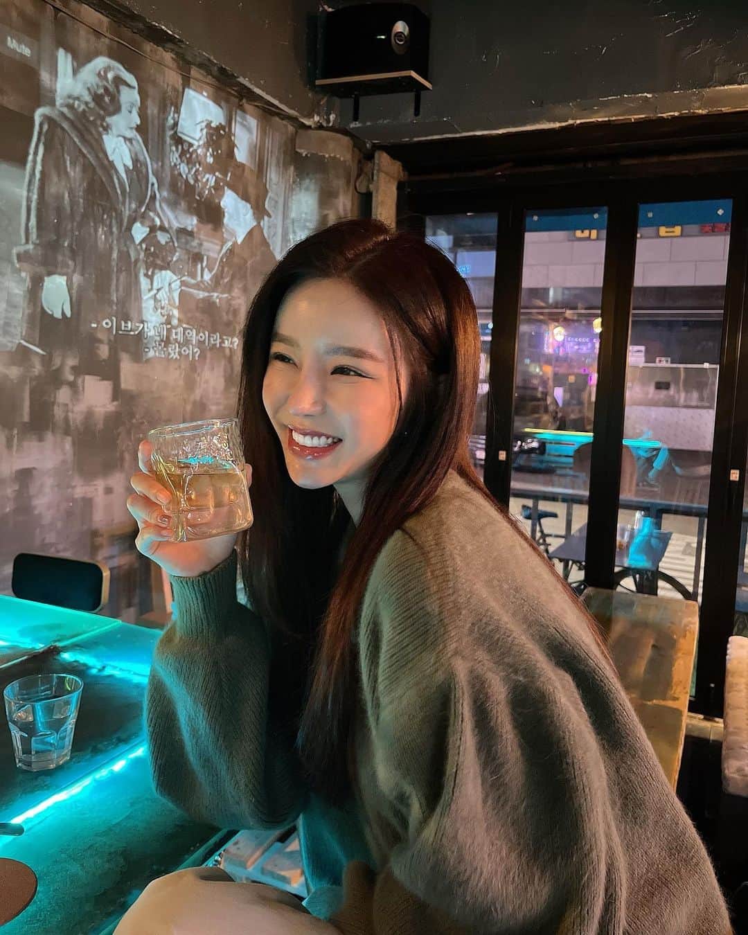 Son Ju Heeさんのインスタグラム写真 - (Son Ju HeeInstagram)「- 집순이 탈출기념이랄까..?   #리샵  #빈티지라운지」2月28日 21時52分 - juhee__ss