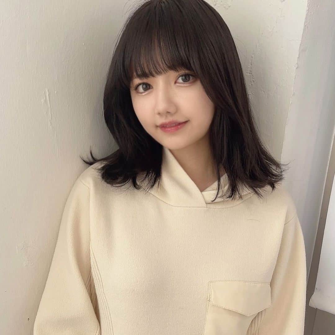 のインスタグラム：「たまには美容のお話も🍈ヘアはしばらく重ためバングにグレージュが安定〜〜♡ワンホンっぽいまつ毛もつけました🦢」