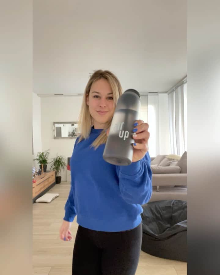 ジウリア・シュタイングルーバーのインスタグラム：「Ein Frischekick ohne Zucker? Dann probier @airup ! Stilles oder Sprudelwasser 😍 Mit meinem Code giulia-up habt ihr bis zum 1 März noch 10% !! Beeilt euch und holt euch eure Flasche mit eurem Lieblingsduftpod 🍓🍉🥒 #werbung #thinknewdrinknew」