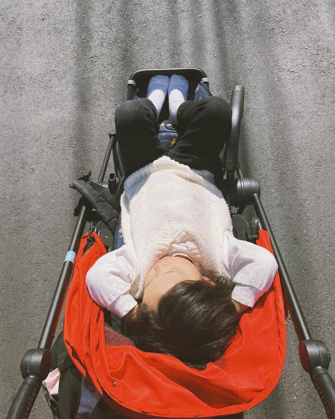 小屋春菜のインスタグラム：「私は抱っこ紐で10kg👶🏻を前で ぶら下げながらベビーカー押して早歩き。 娘は昼寝しながら青山のお散歩と言った所かしら。 それ芝生の寝方っ！」