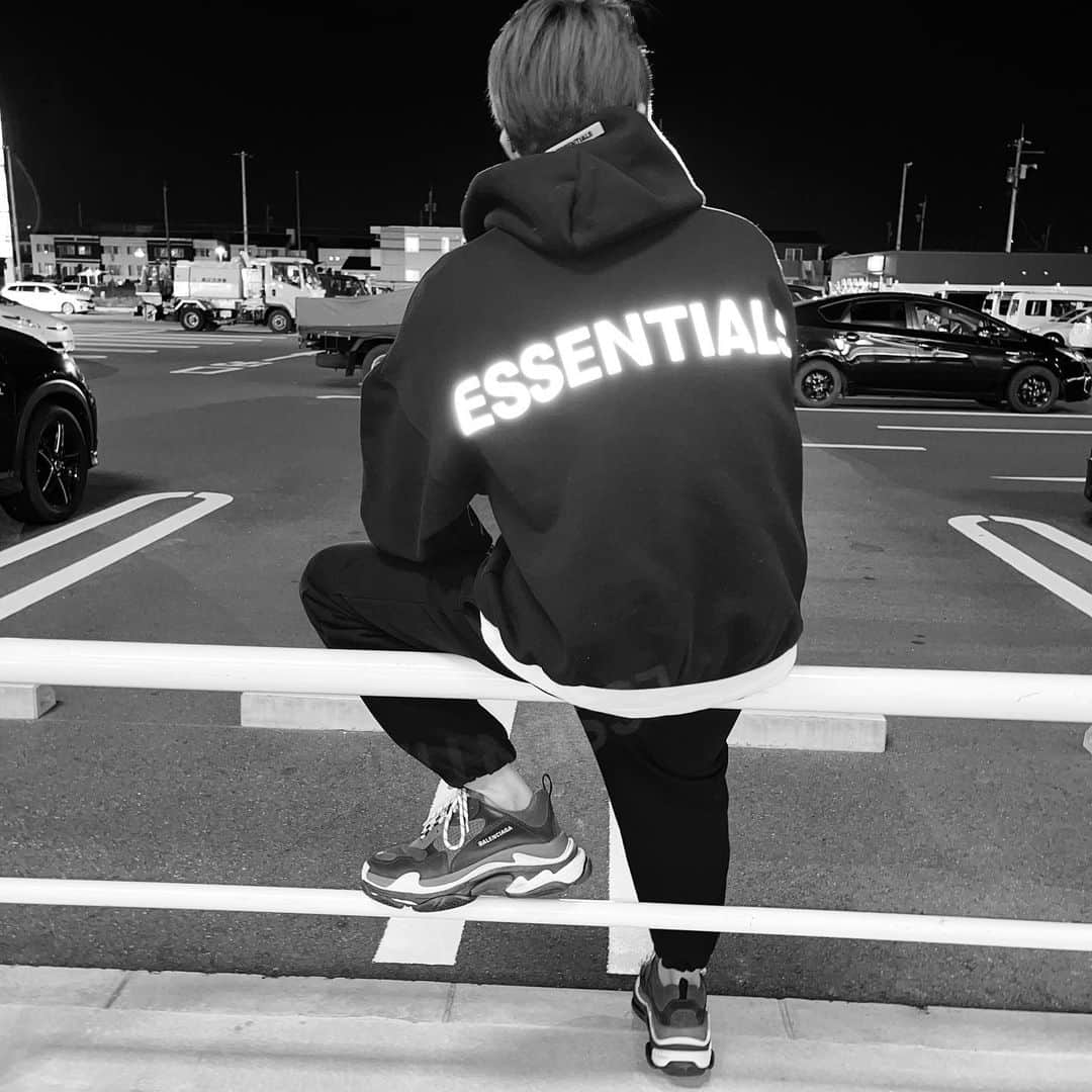 鵜澤千尋のインスタグラム：「𝑆𝑒𝑡𝑢𝑝 ・ ・ ・ ・ ・essentialsのスウェット可愛すぎて🙈💕 使い方無限大すぎて愛用してます🙌 みんなはストリート系好きですか？🥺」