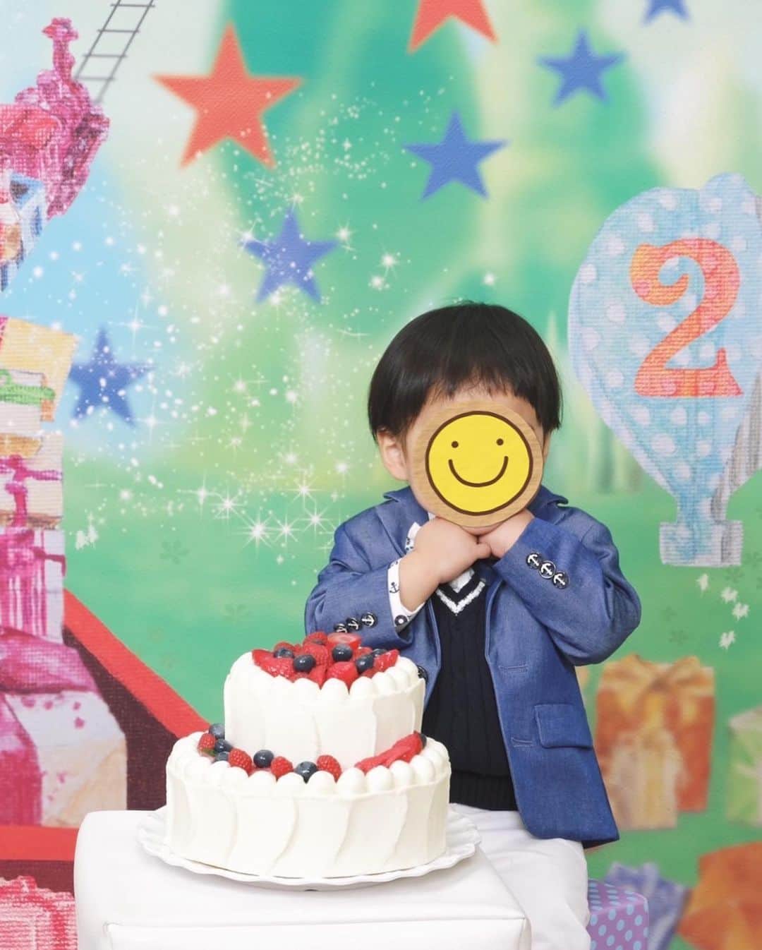 のインスタグラム：「2歳のお誕生日記念にフォトスタジオで撮影してきました😊 全く教えて無いのにあざとポーズをマスターしてて怖かったですw 世渡り上手かもしれません #2歳 #誕生日 #フォトスタジオ #記念撮影 #あざとい芸男子 #ぶりっこども #両親悶絶」