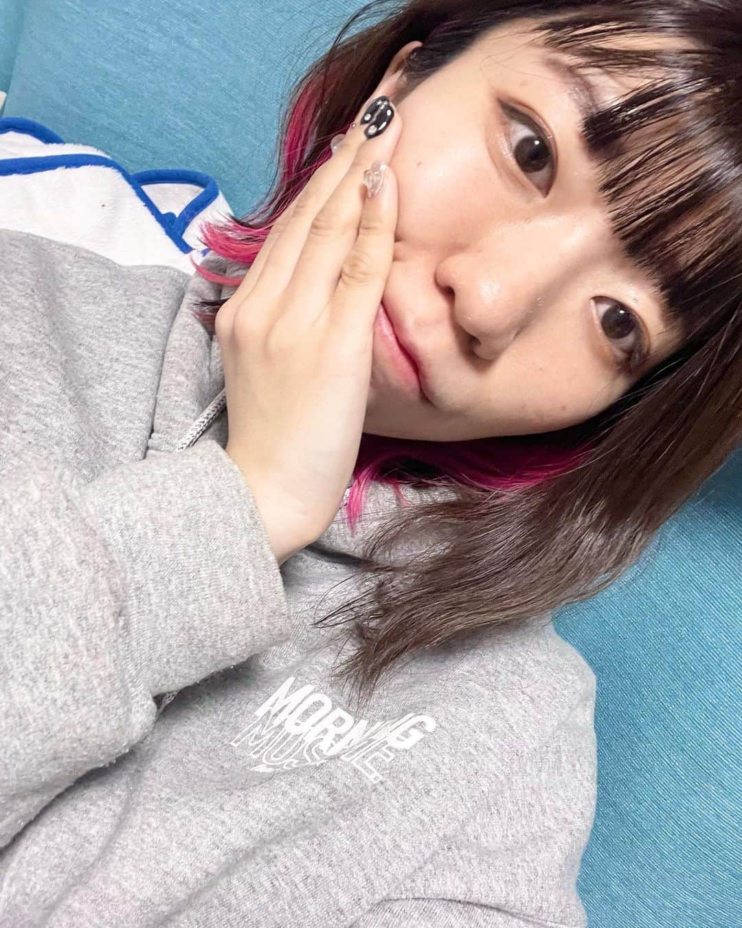 ぱいぱいでか美のインスタグラム：「家帰って手洗って がおっきーのちぃちゃんカラーのパーカーに着替えてる間に 買ってきたパスタ温めて 着替え終わったら食べながらちぃちゃんのブログ見て テレビ見たりお風呂入ったりして寝る前 ちぃちゃんのSNSまた見に行って アラームに明日の気分に合いそうな曲を設定して 推しという存在はそうやって生活に密着しているんだよなー だから自分もなるべく美しく生きたいと思う (自撮りは今日のじゃない😂)」