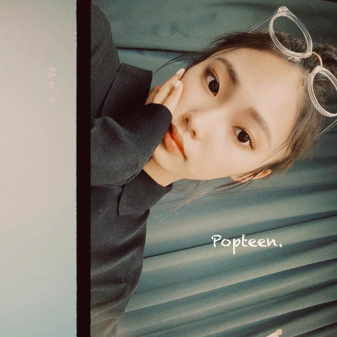 川西莉子のインスタグラム：「・ “Popteen4月号発売🌸” 今月は久しぶりの付録付きで、 NEONNMOONさんとコラボした6色アイシャドウパレット🎨と透け赤グロス💄です♡  そしてそしてPopteenレギュモ&ミディモオーディションの募集があります！ エントリーの締め切りが3/15（火）必着なので、是非是非挑戦してみてください❤️‍🔥  今月もアンケートよろしくお願い致します！ またストーリーに載せます🙇‍♀️♥️♥️  ⠀  ⠀ #popteen  #jk #fjk #05 #music #fyp #ファッション#コーデ #メイク #makeup #fashion #ootd #오오티디 #패션 #메이크업」