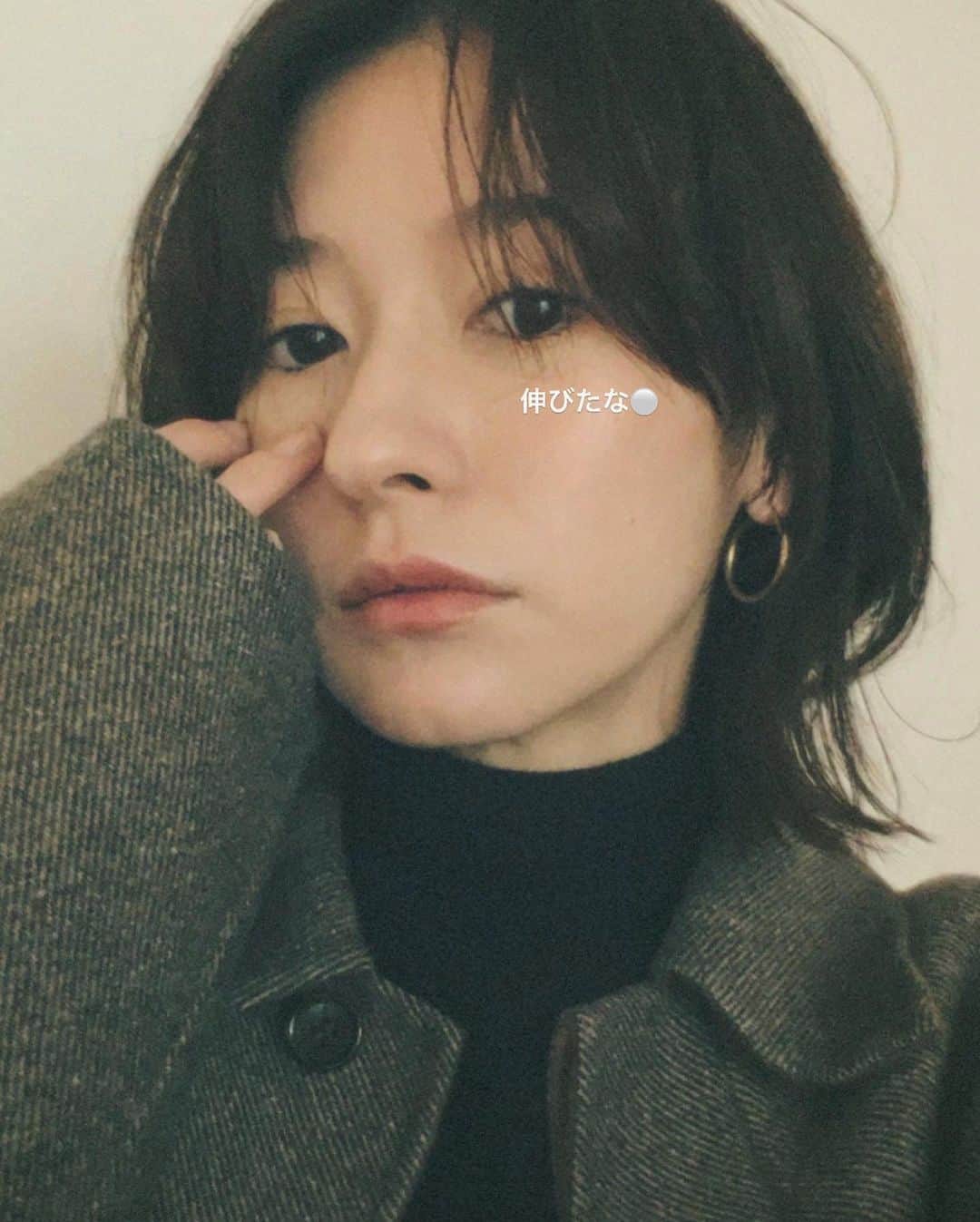 松本恵奈さんのインスタグラム写真 - (松本恵奈Instagram)「髪の毛伸びたな。お気に入りだったマッシュカットも伸びすぎてどこやら行ってしまったよ。笑 プリンになってきたし早く美容院行きたーい！けど全然行く時間ないぞー！ （心の声でした。😂） おやすみなさい💤」3月1日 0時08分 - ena1123