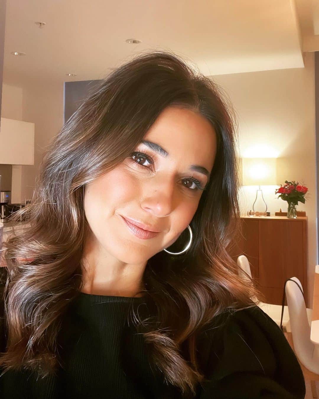 エマニュエル・シュリーキーのインスタグラム：「Press morning for @cwsupermanandlois Tune in to an exciting new episode tomorrow 8/7c  shout out to my glam this morning, making me look less tired than I feel lol @trishymakeup @jerbeland ❤️🙏🏽」