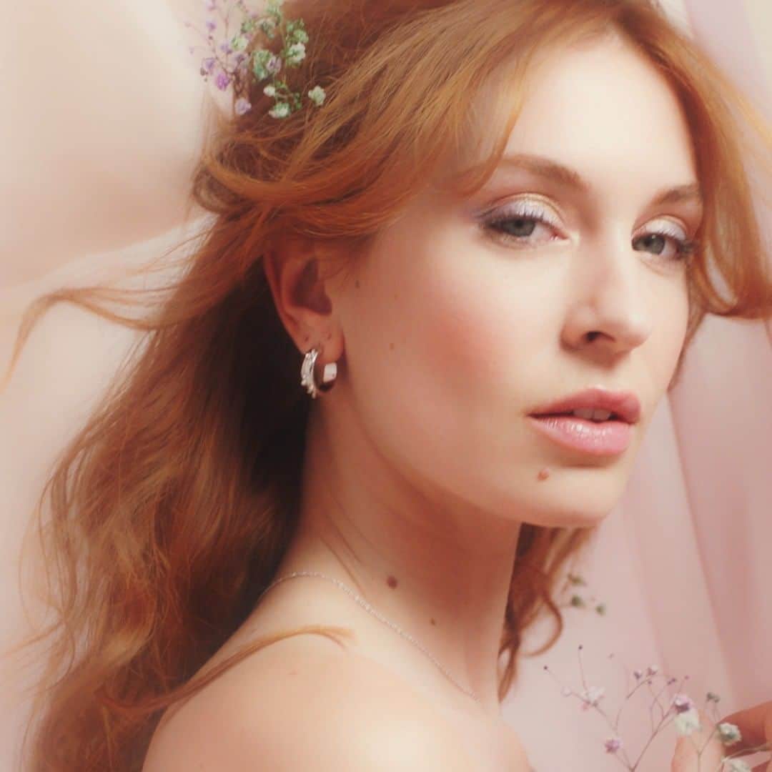のインスタグラム：「New-in Sparkle Butterfly 🦋  A collection inspired by the majesty and mysticism of these winged beings, blurring the line between reality and make-believe.   An ethereal dreamscape; a real-life fantasy.  Discover the full range online now.  #oliviaburton」