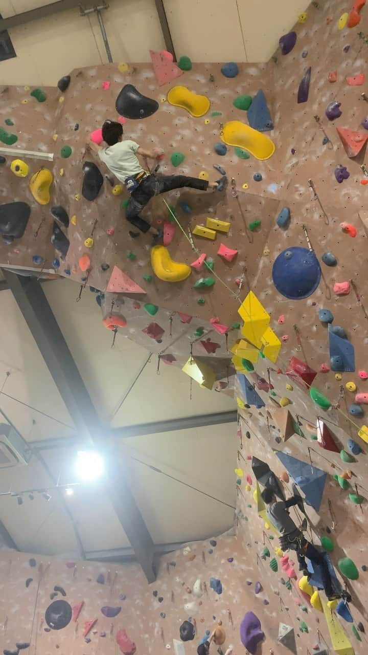 大高伽弥のインスタグラム：「New 13d / 8b @climbparkbasecamp 🌟  松島さん課題はこれぞリードクライミングなクラシックな感じで好き☺️  これの前のトライでスリップしたり、ムーブの迷いがあったけど最後はハヤトのヒールムーブで登れた👠  こうして、一緒にトレーニングしてくれる仲間がいることに有り難みを感じています。  そろそろあったかくなってきたので外岩行こうかな✌️  モチベーション上がってきたぞ〜  @tokyopowder  @eyecandyworks #緑風堂鍼灸院  #陽開カイロプラクティック  #leadclimber #leadclimbing #climbingtraining #needmore #endurance #climbingvideo」