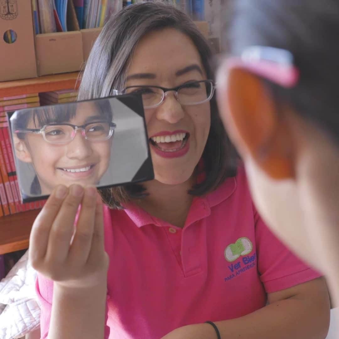 のインスタグラム：「Alleviating the problem of impaired vision is at the heart of what we do, and with your help, along with our partners @visionspringinc, @visiontolearn, @restoringvision, @verbienmx, @lvprasadeyeinstitute, and @aravindeyefoundation, we’ve reached the giant milestone of distributing 10 million pairs of glasses to people in need through our Buy a Pair, Give a Pair program. Thank you (x 10,000,000)!」