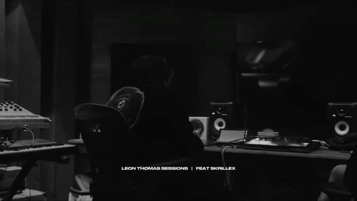 のインスタグラム：「I had to sit down and play my new album for the homie @skrillex. #Electricdusk  🎥 by @iamderreckjamar」