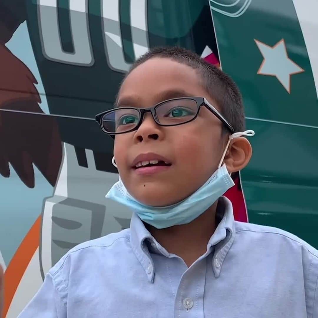 のインスタグラム：「10 million pairs (and counting!)  In 2015, we created Pupils Project, a program that works with local organizations and government agencies to give free vision screenings, eye exams, and glasses to schoolchildren—for many of whom this is their first pair. This model eliminates barriers to access by providing free prescription glasses and meeting children at school, where teachers are often the first to spot vision issues. Pupils Project began in New York City—and soon after grew to include Baltimore and Philadelphia—but last year we expanded the program to bring vision services to cities across California, central and western Pennsylvania, and Washington D.C.   We plan to distribute tens of thousands of pairs of glasses during the 2021-2022 school year alone, unlocking greater educational and economic potential. Here we see firsthand the power that a single pair of glasses can hold. Thanks to our partners at @visiontolearn for capturing this moment—and to all our partners for supporting our mission to provide vision for all. Learn more via our link in bio.」