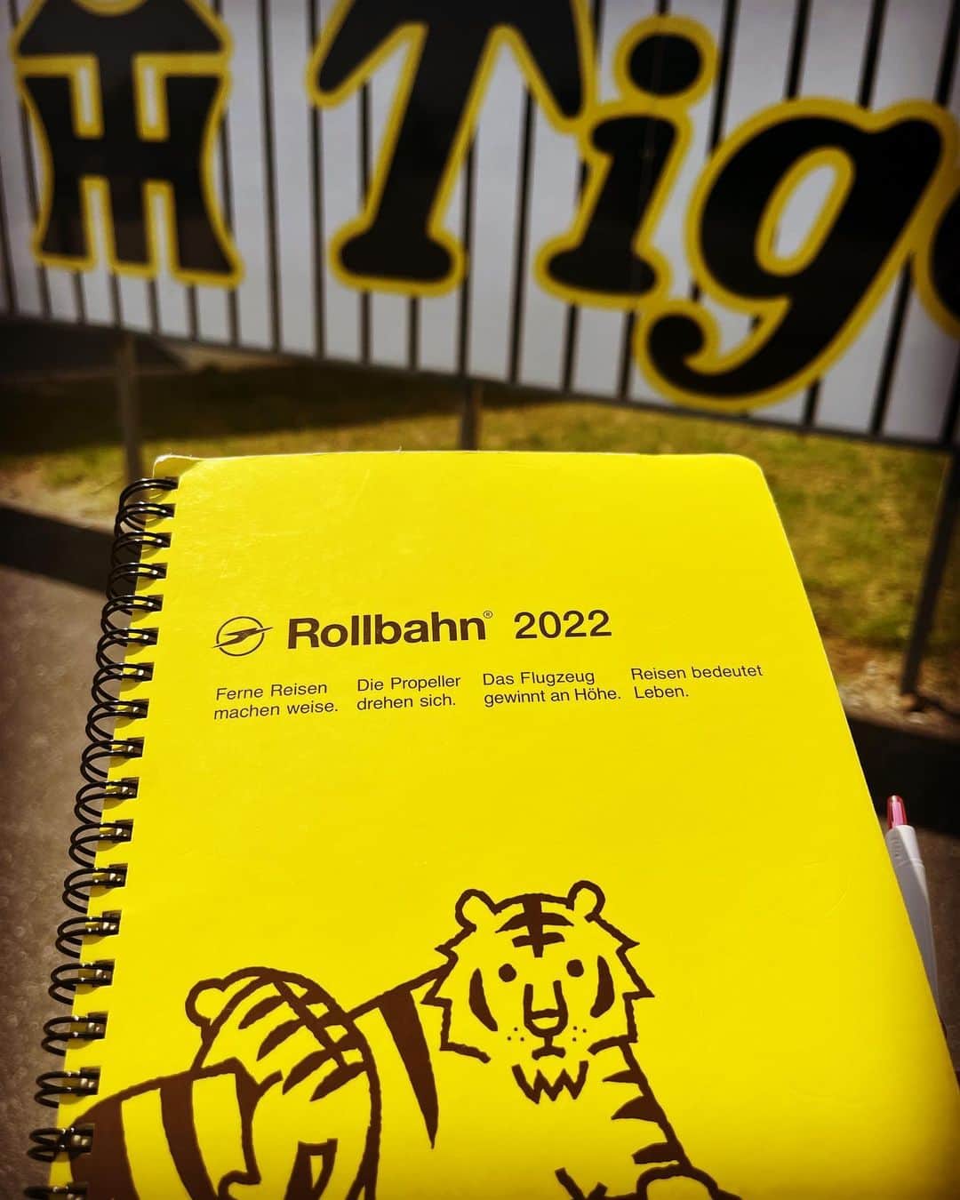 市川いずみさんのインスタグラム写真 - (市川いずみInstagram)「. . 🐯📝💓  . .  #ノートは必ずrollbahn #rollbahn  #tigers」3月1日 12時54分 - izumichikawa